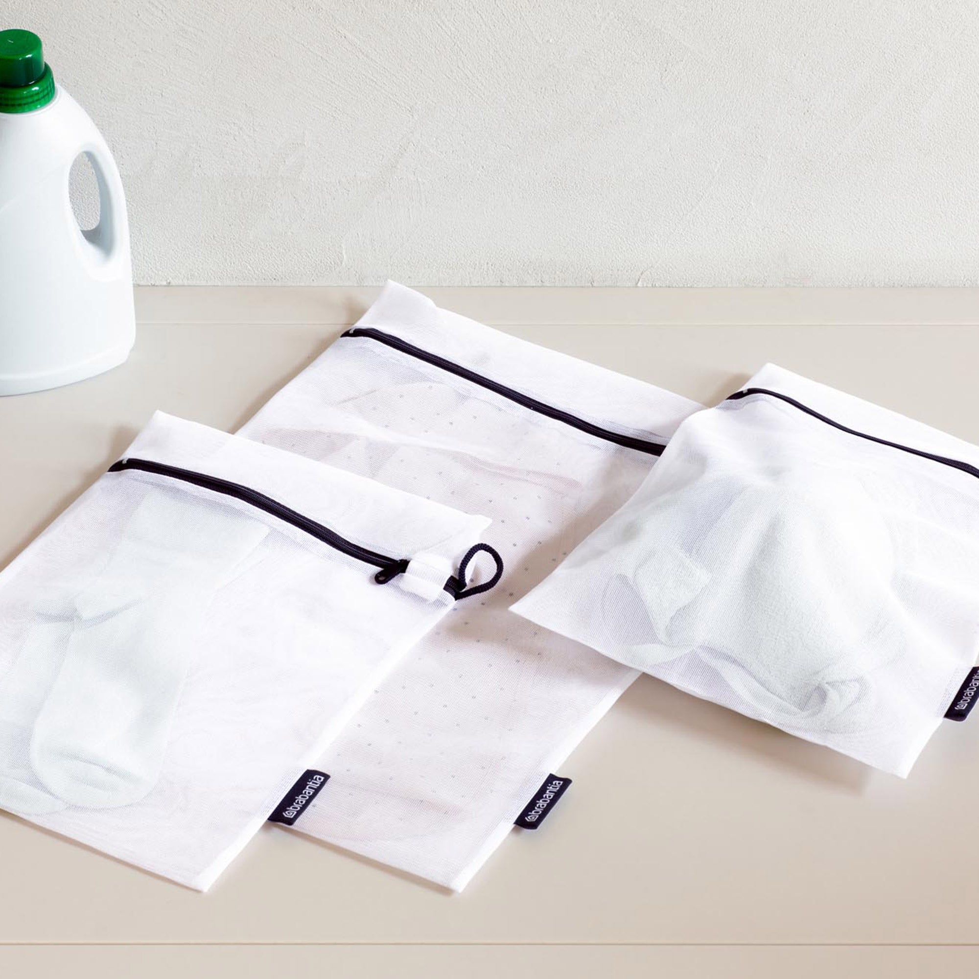 Brabantia Wash Bags Set of 3 in 2 sizes (2x 33 x 25cm / 1x 45 x 33cm) - White w/ Grey Zipper