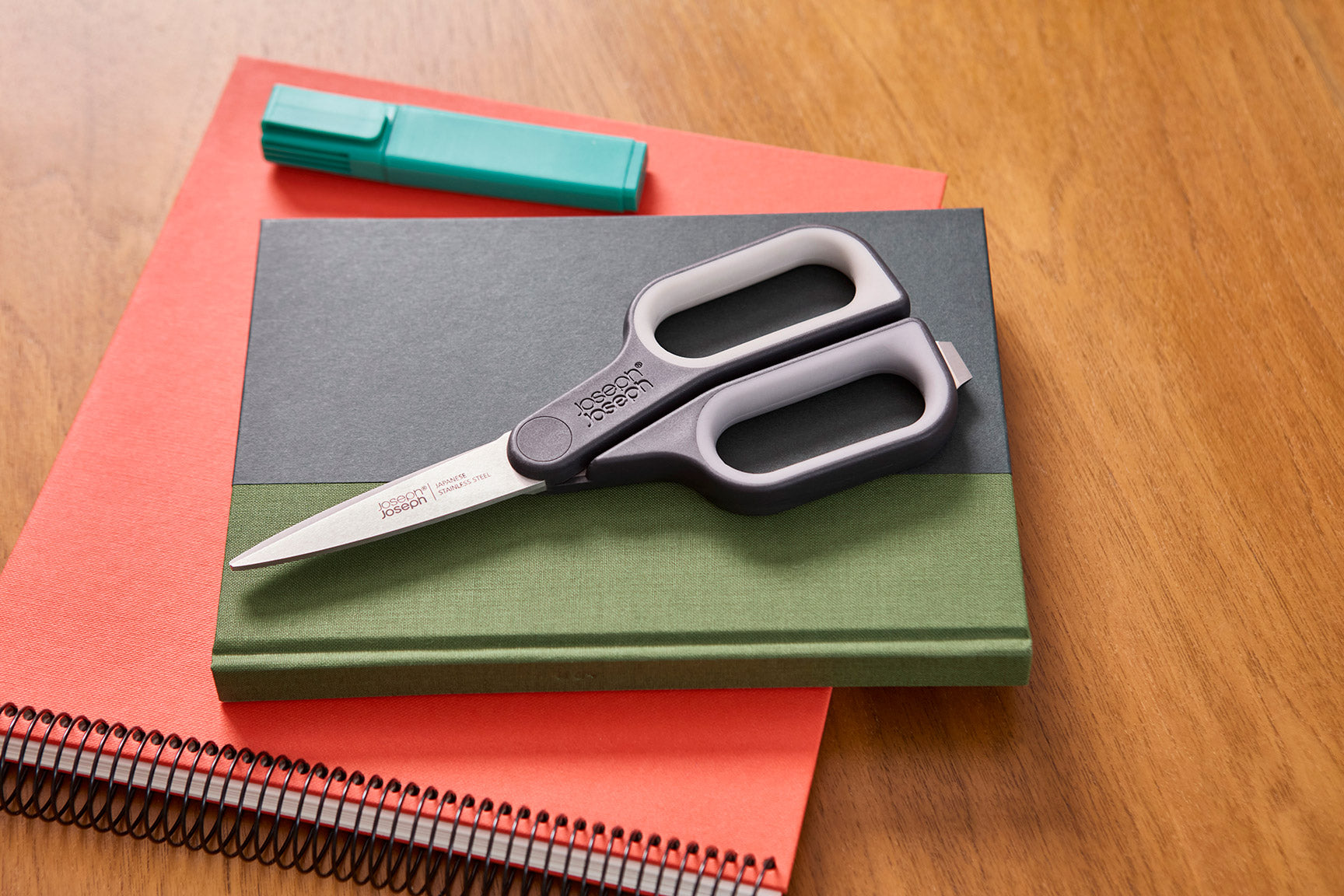 Joseph Joseph Pluscut Scissors With Integrated Box Cutter