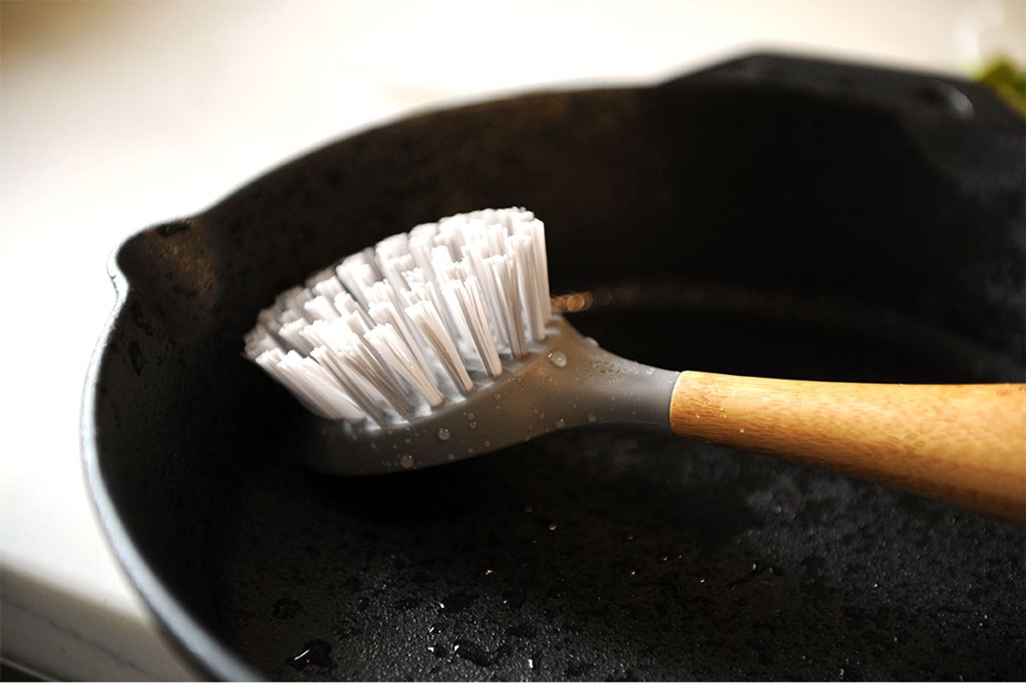 Full Circle Tenacious C Cast Iron Brush - Grey