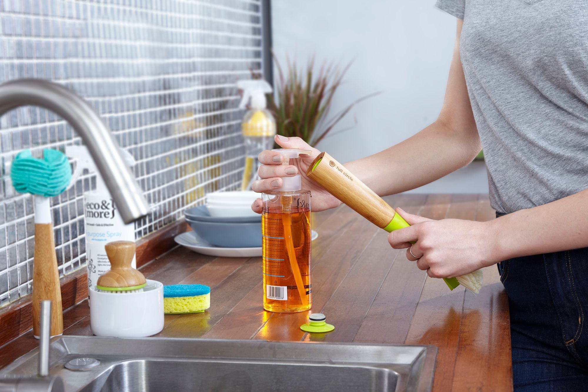 Full Circle Suds Up Soap Dispensing Dish Brush - White