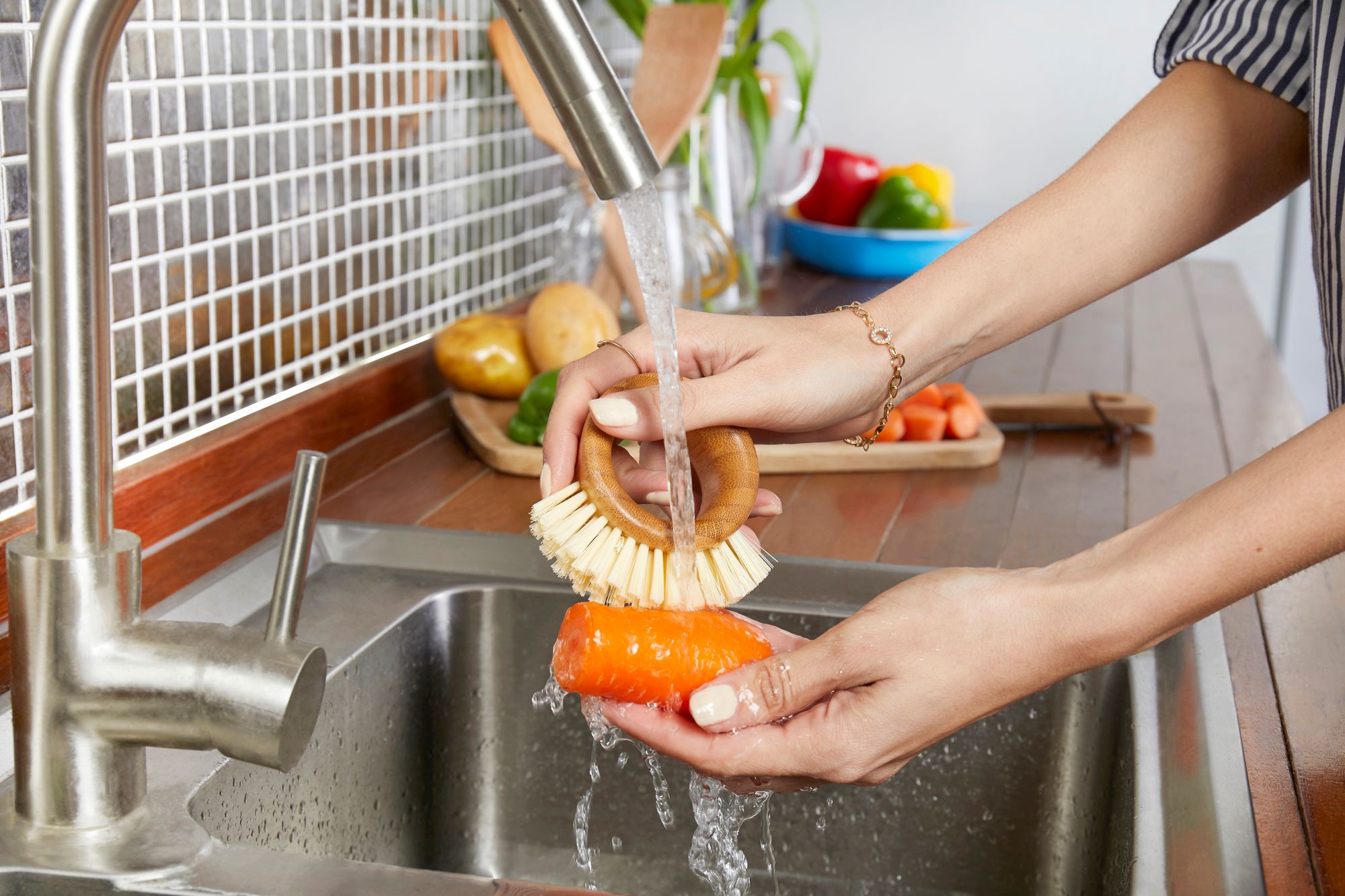 Full Circle The Ring Veggie Brush - White