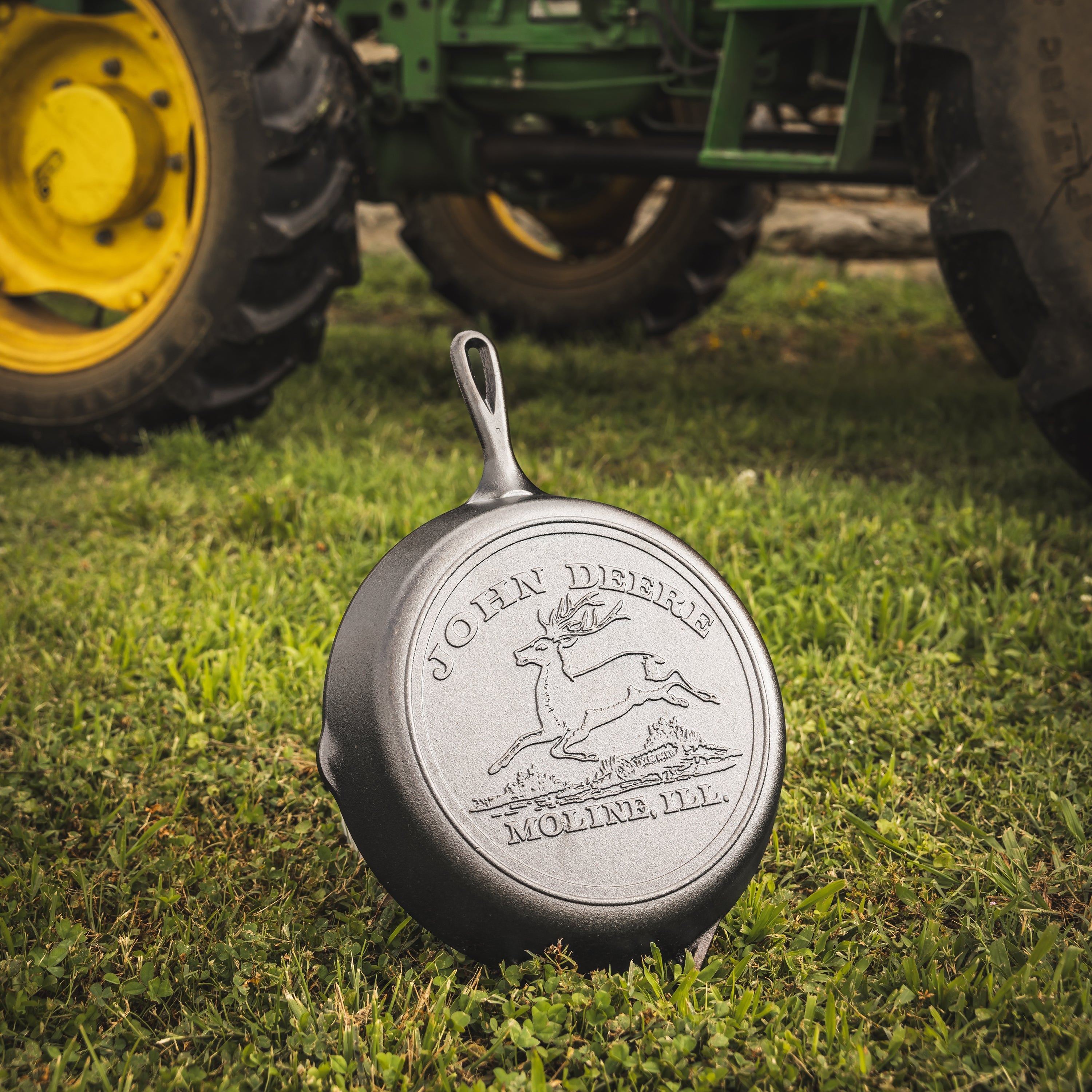 Lodge Seasoned Cast Iron Skillet 30.5cm (12 Inch) John Deere Hometown