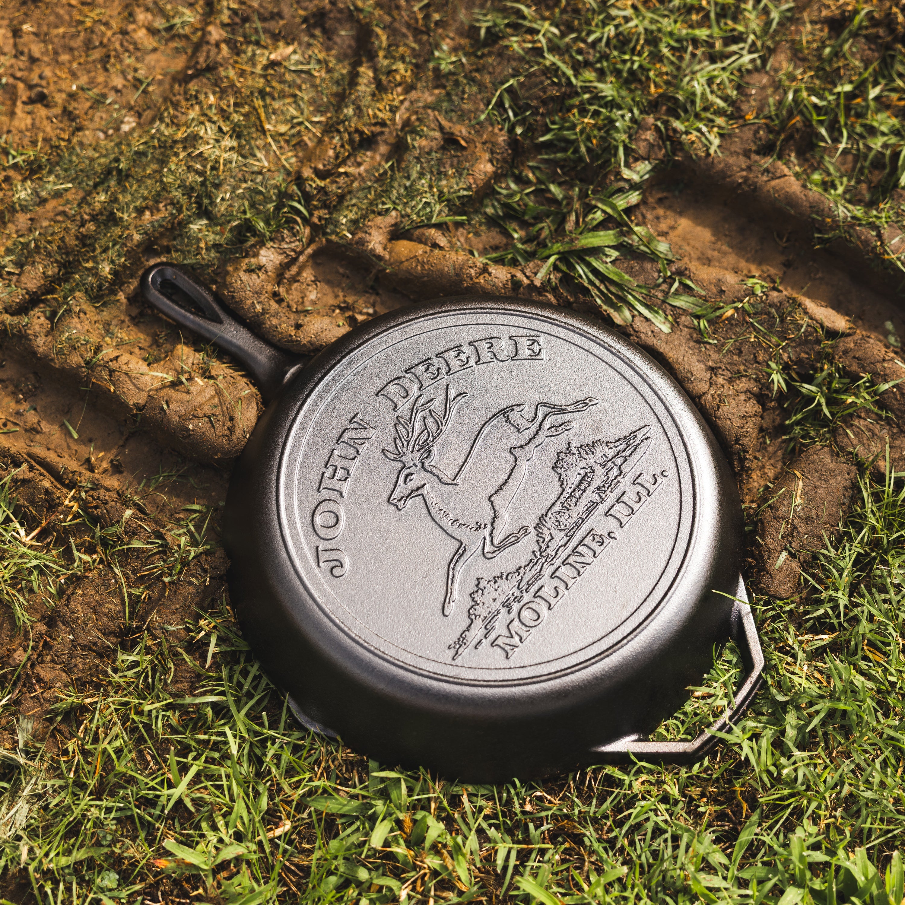 Lodge Seasoned Cast Iron Skillet 30.5cm (12 Inch) John Deere Hometown