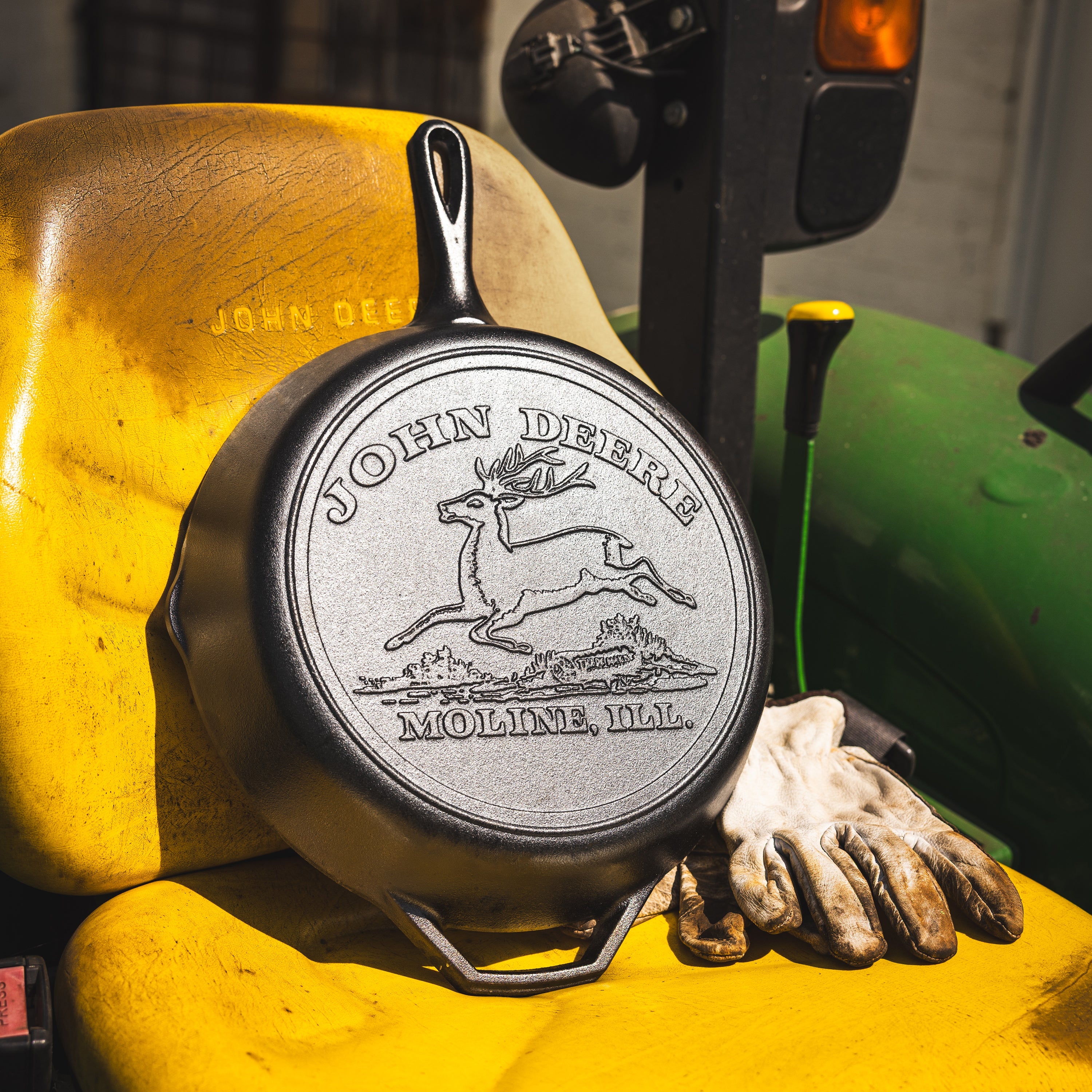 Lodge Seasoned Cast Iron Skillet 30.5cm (12 Inch) John Deere Hometown