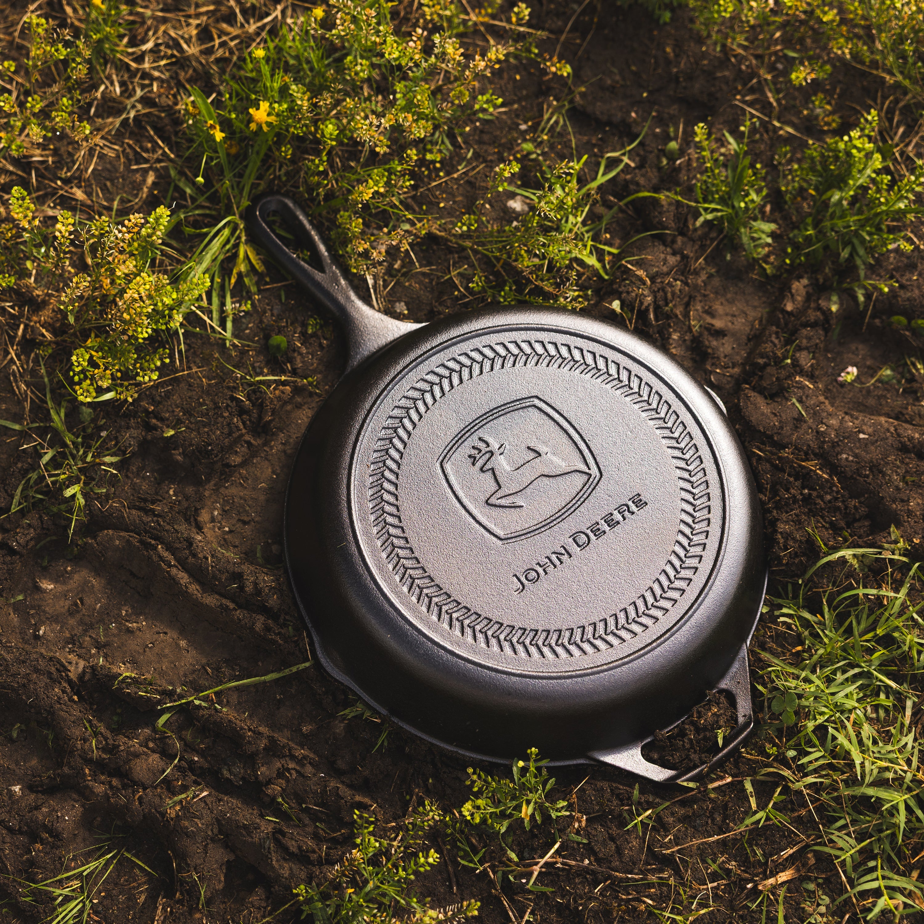 Lodge Seasoned Cast Iron Skillet 26cm (10.25 Inch) John Deere Logo