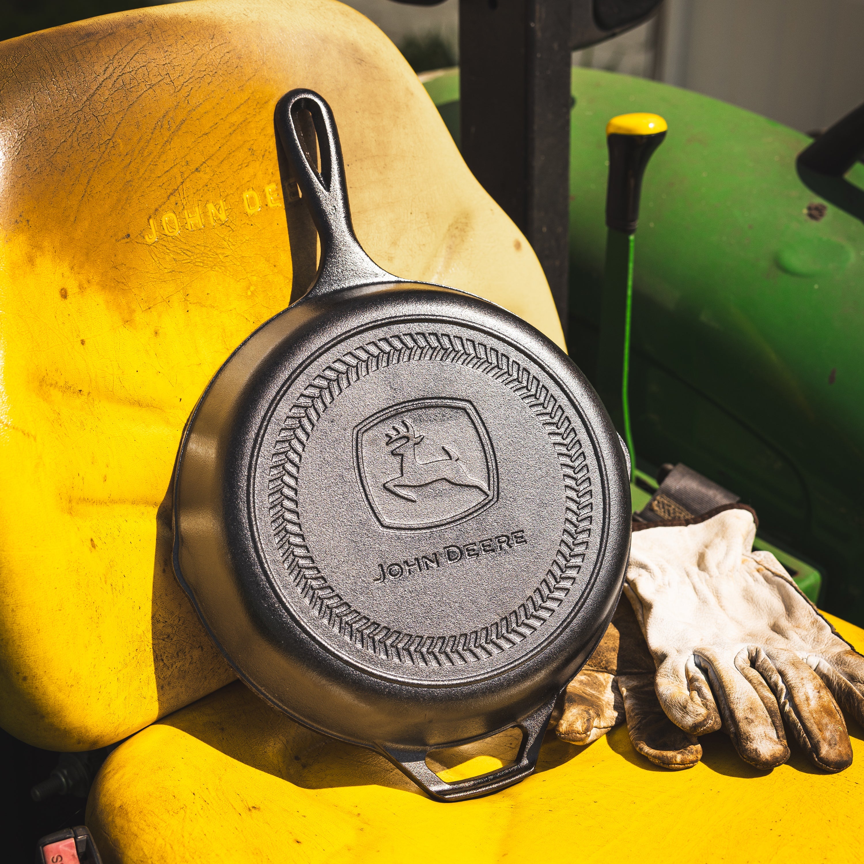 Lodge Seasoned Cast Iron Skillet 26cm (10.25 Inch) John Deere Logo