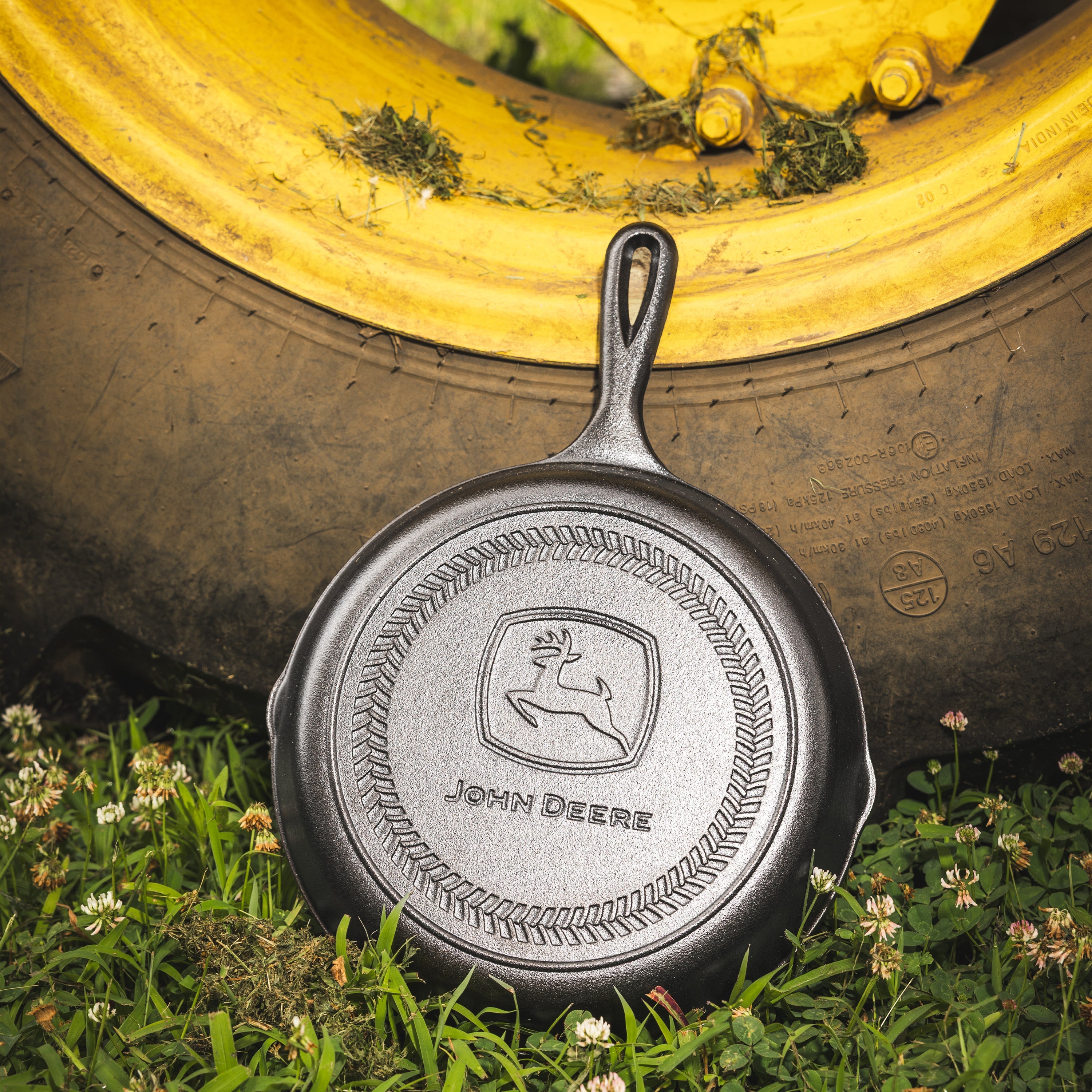 Lodge Seasoned Cast Iron Skillet 26cm (10.25 Inch) John Deere Logo