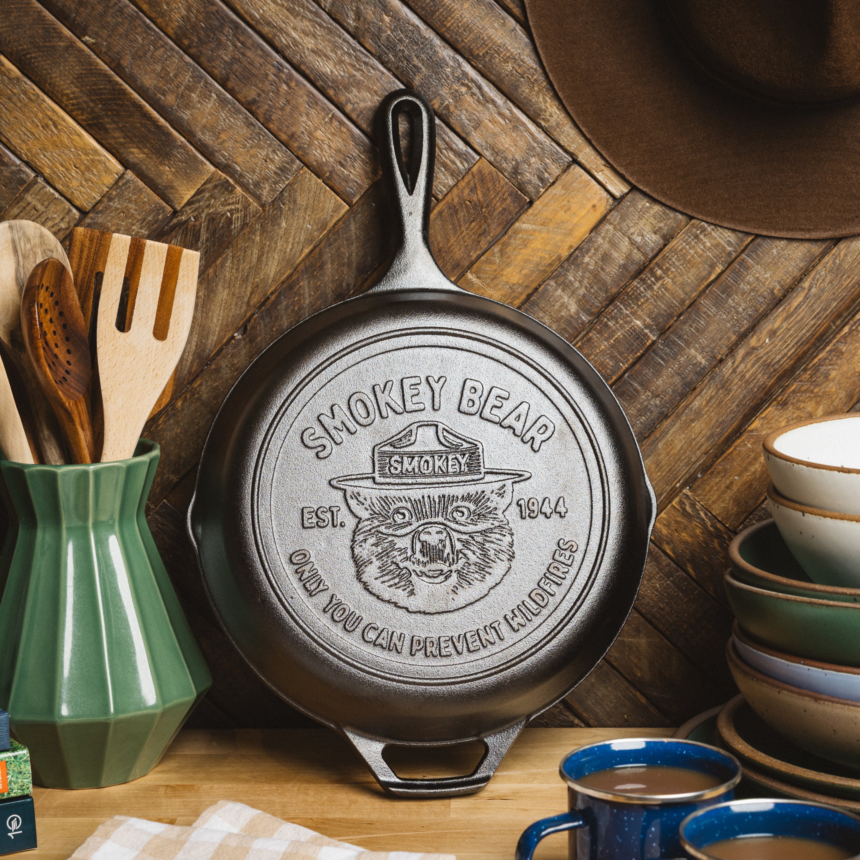 Lodge Seasoned Cast Iron Skillet 26cm (10.25 Inch) Smokey Bear