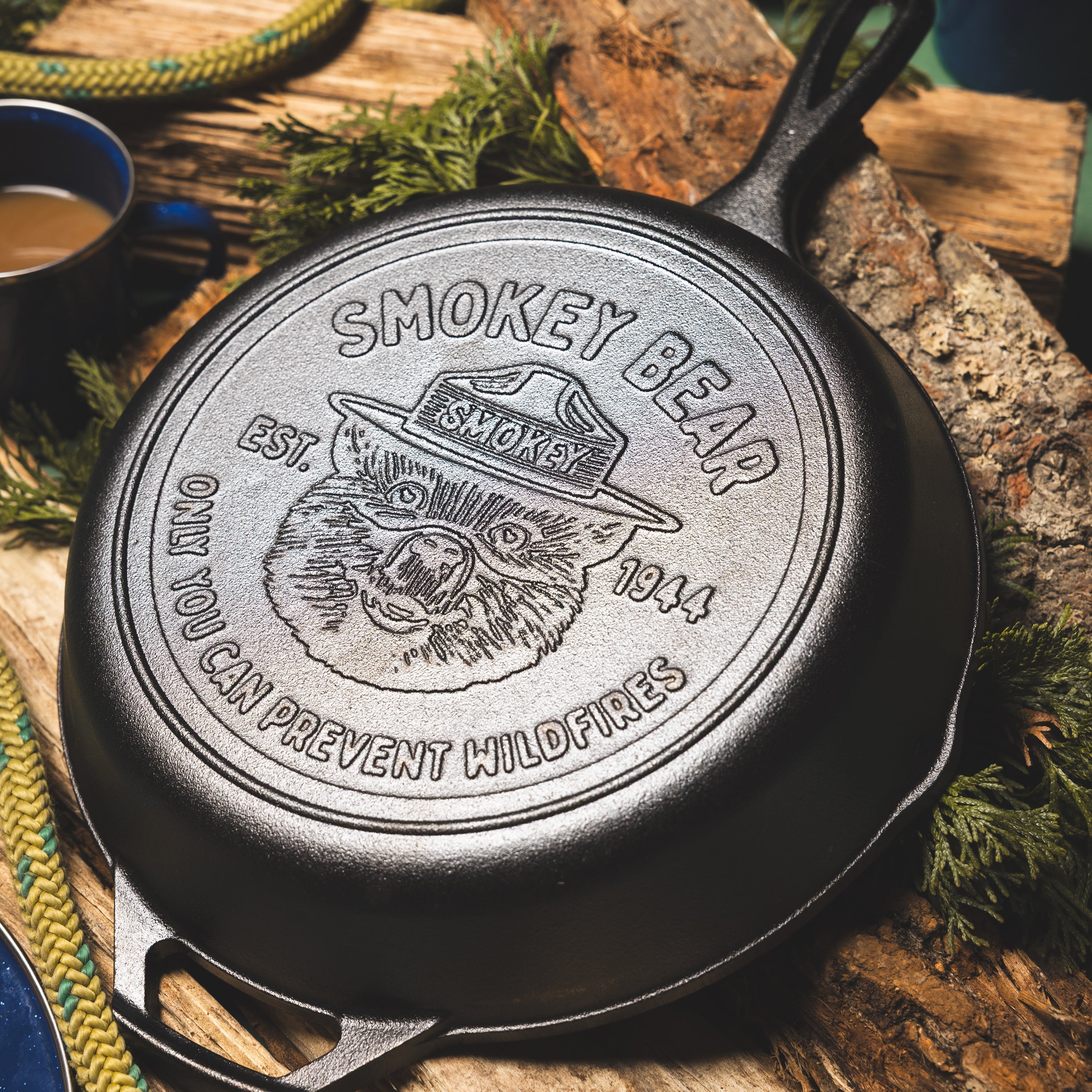 Lodge Seasoned Cast Iron Skillet 26cm (10.25 Inch) Smokey Bear