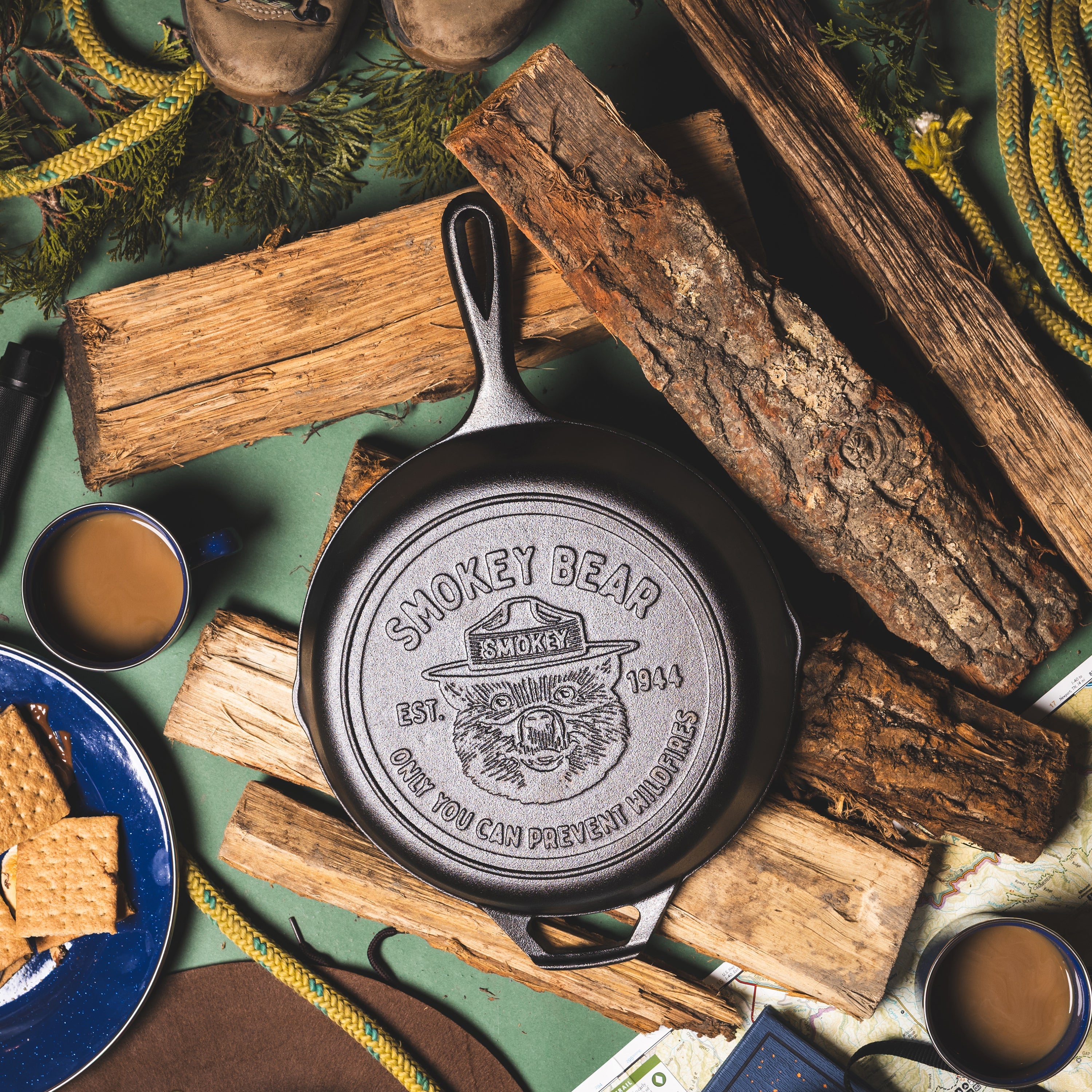 Lodge Seasoned Cast Iron Skillet 26cm (10.25 Inch) Smokey Bear