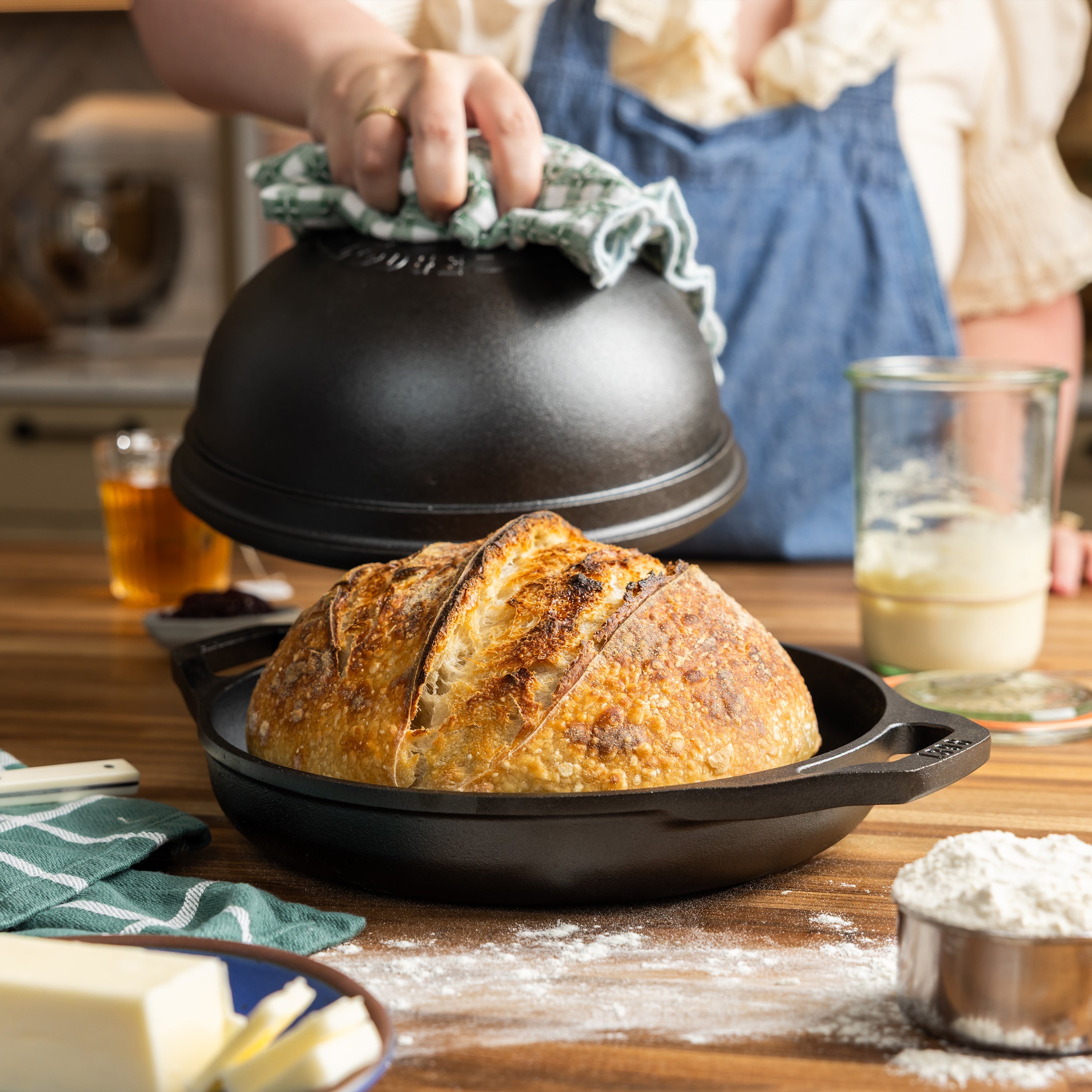 Lodge Chef Collection Seasoned Cast Iron Bread Oven 24.1cm (9.5 Inch)