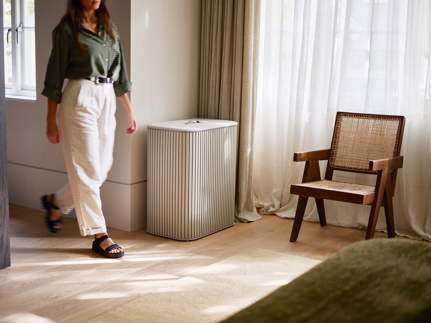 Joseph Joseph Tota Trio Luxe 90L Easy-Empty Bamboo Laundry Basket (Ecru)