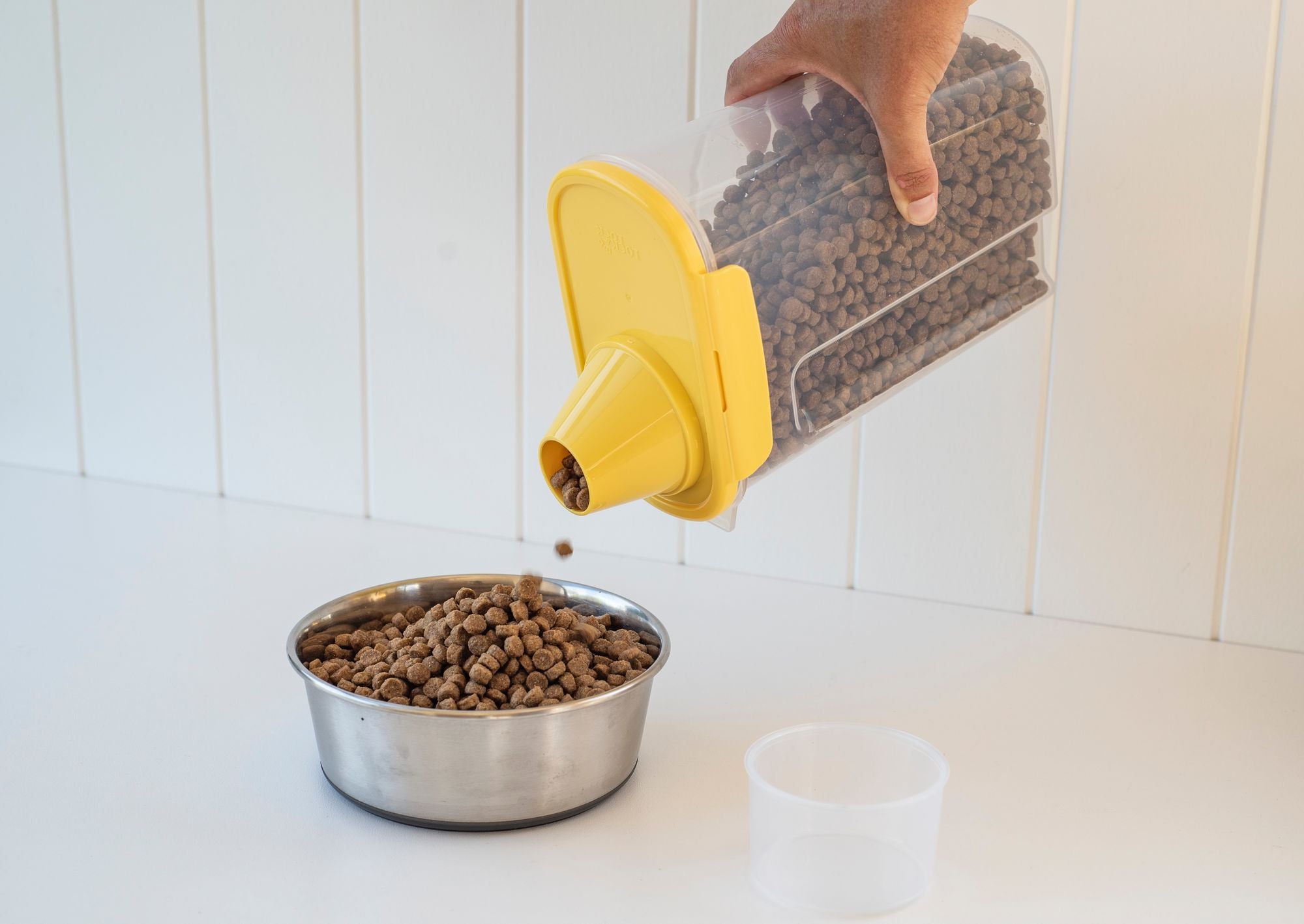 LocknLock Pet Food Storage W Easy Pour 2.4 Litre