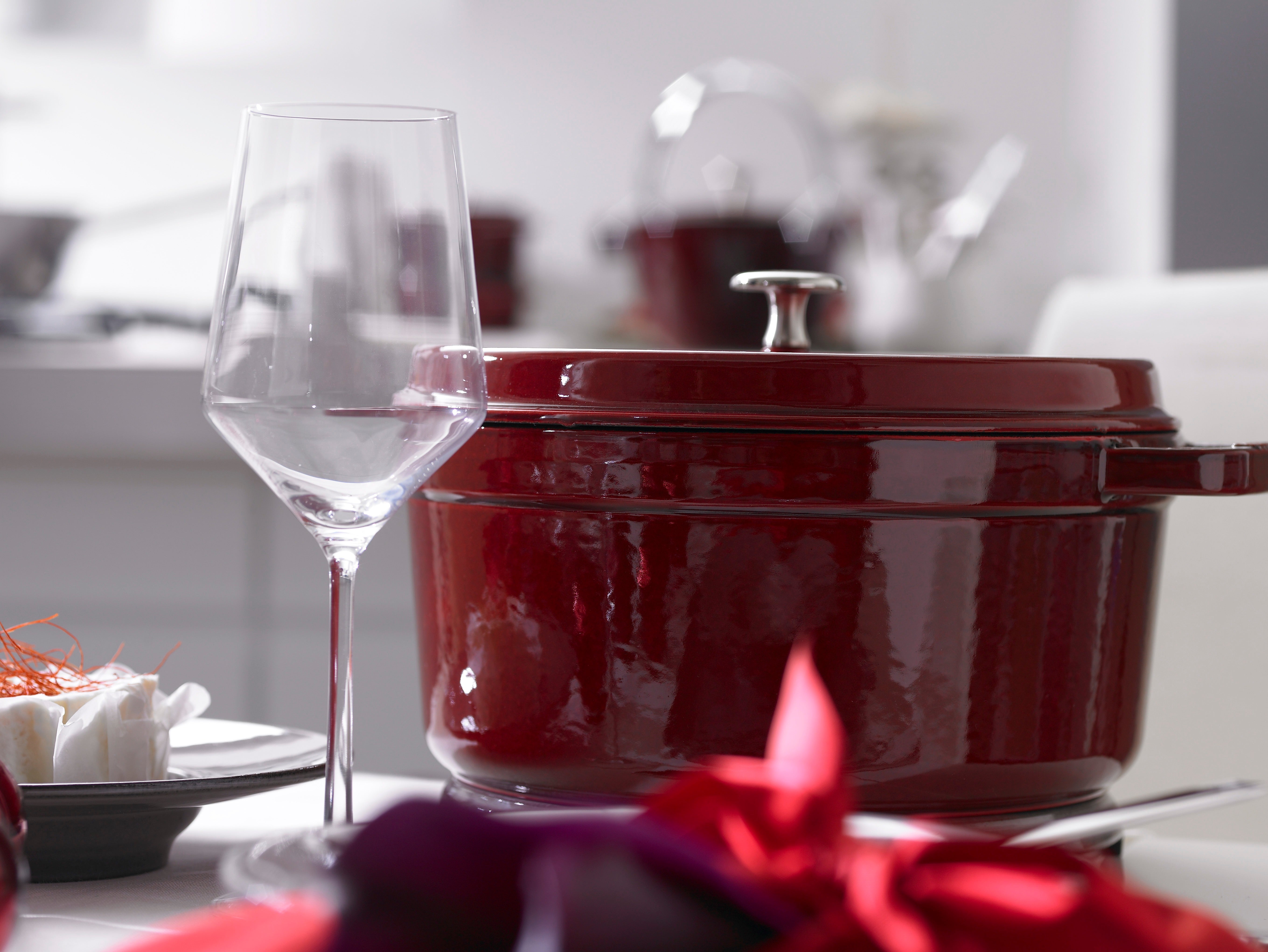 Staub Round Cocotte - 24cm Grenadine