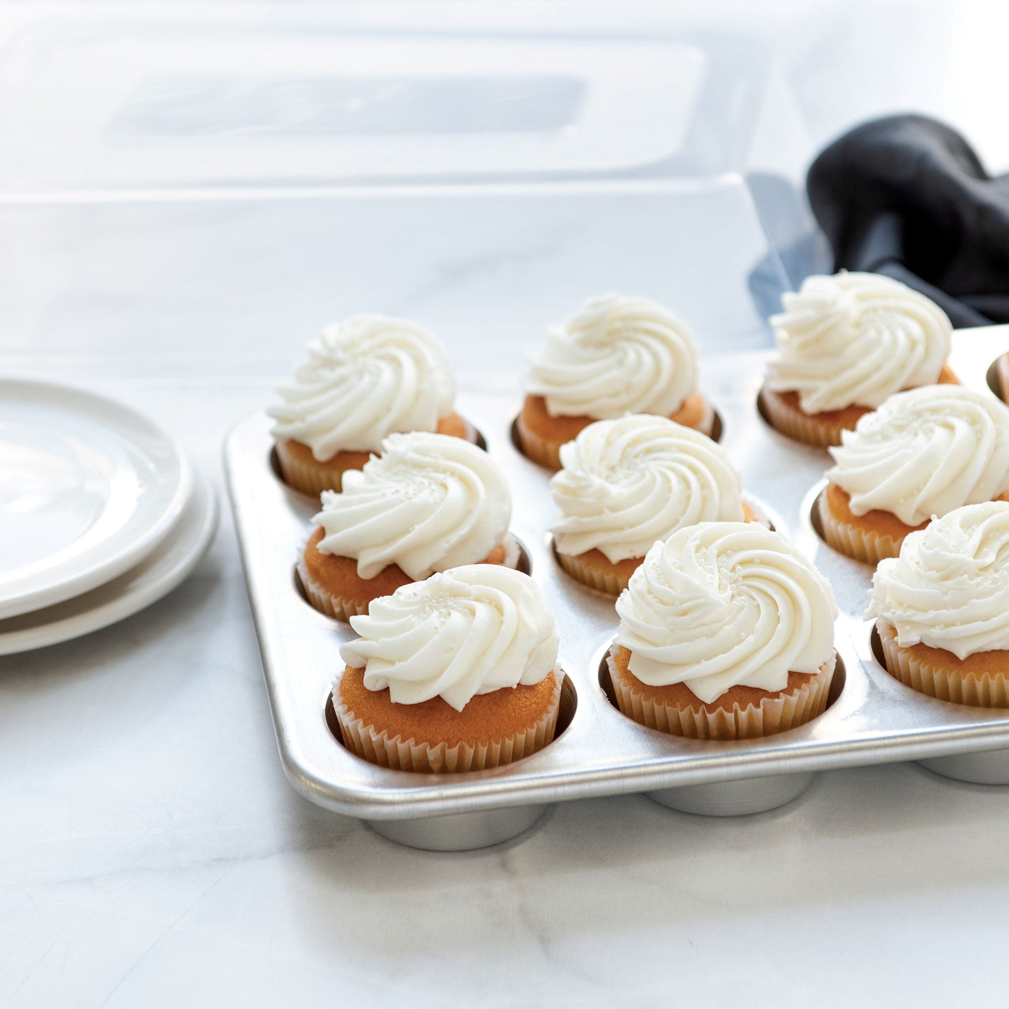 Nordicware 12-Cup Muffin Pan W/ High Dome Lid 34 x 25 x 8cm