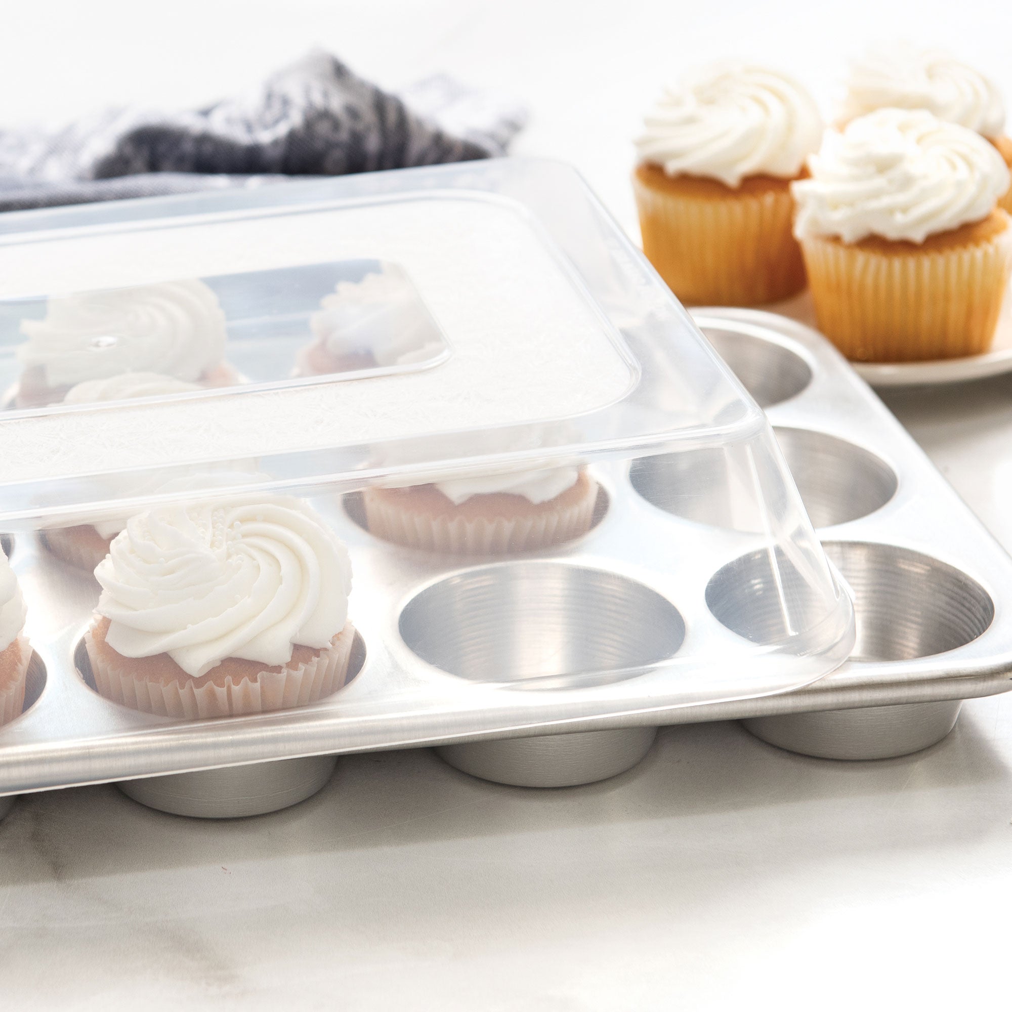 Nordicware 12-Cup Muffin Pan W/ High Dome Lid 34 x 25 x 8cm