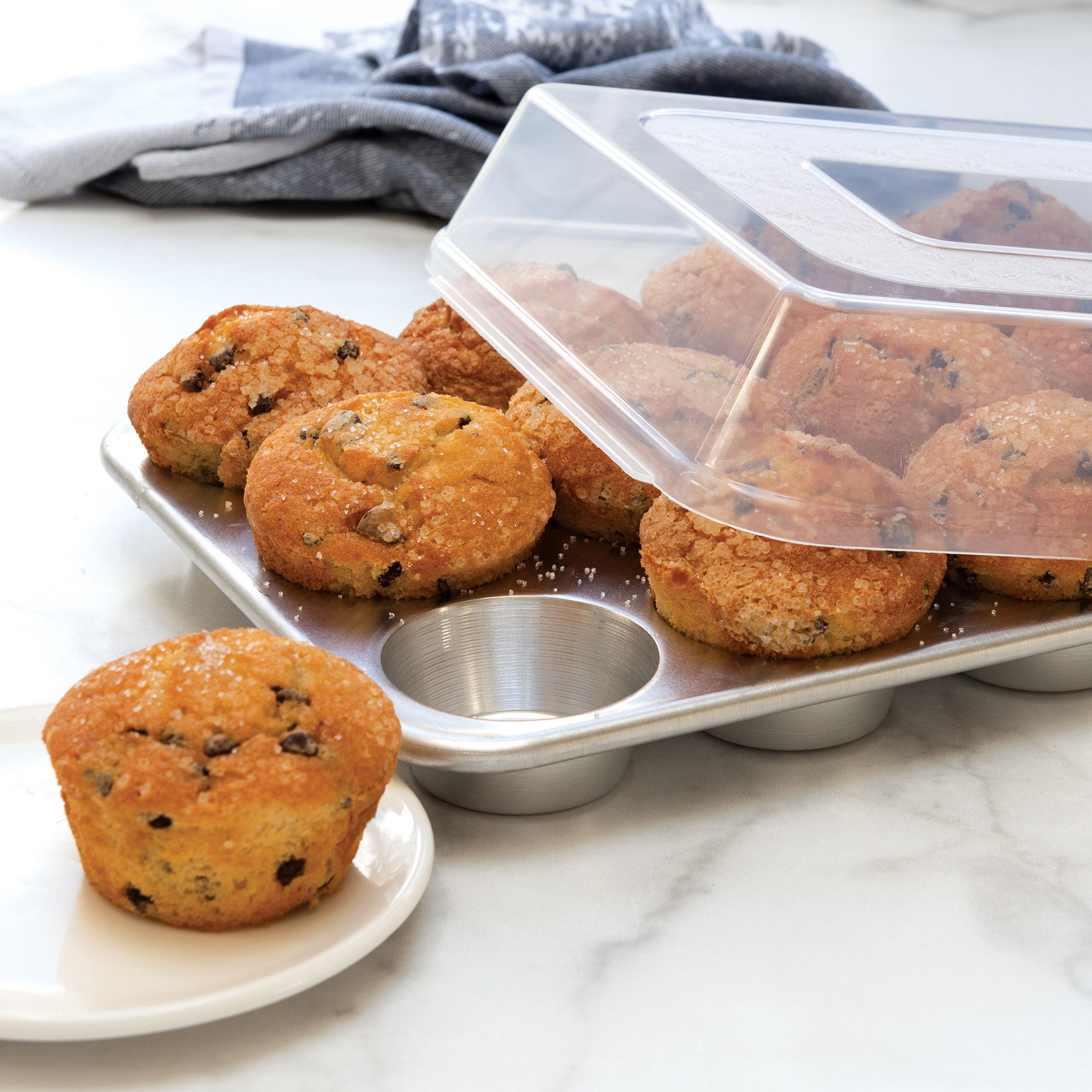 Nordicware 12-Cup Muffin Pan W/ High Dome Lid 34 x 25 x 8cm