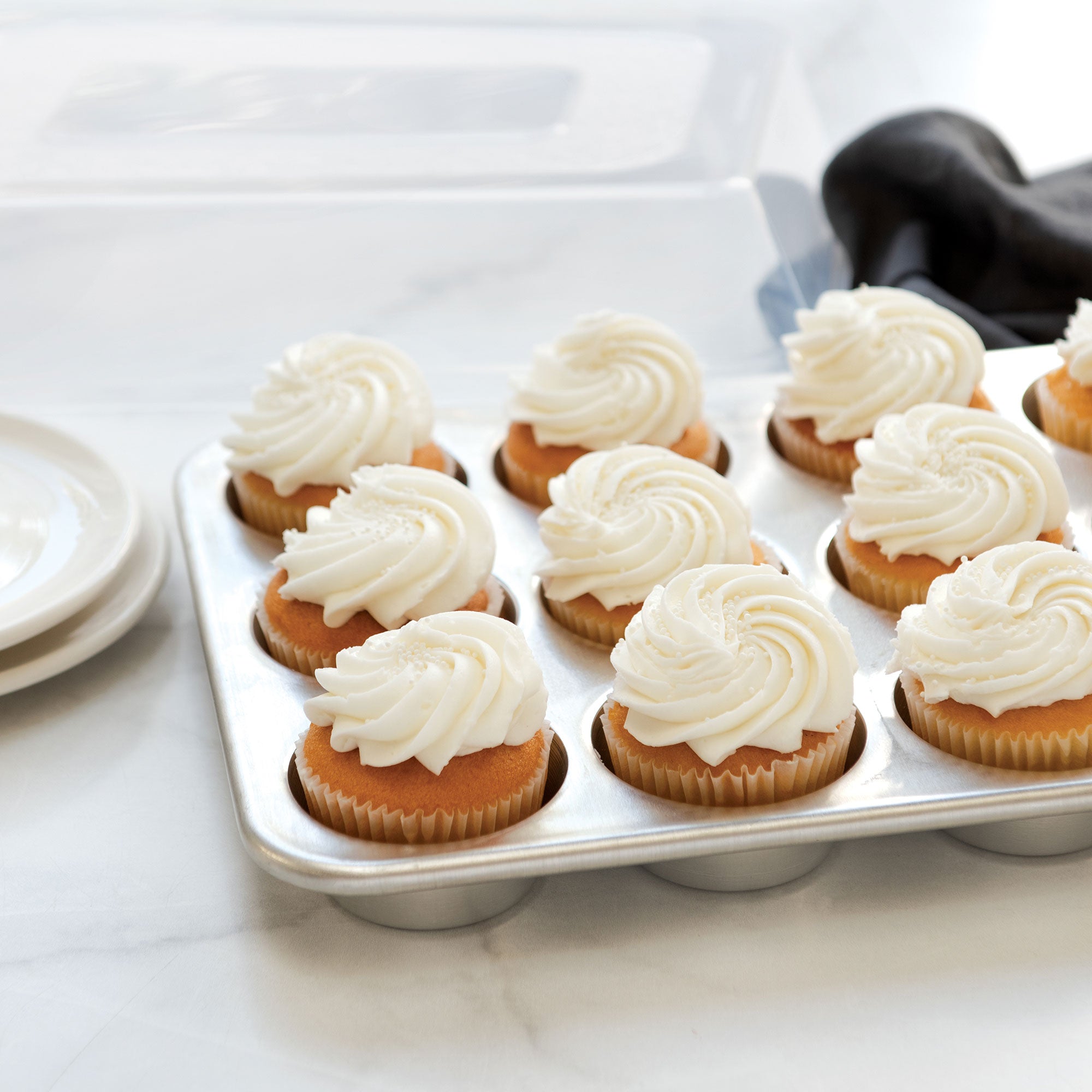 Nordicware 12-Cup Muffin Pan W/ High Dome Lid 34 x 25 x 8cm