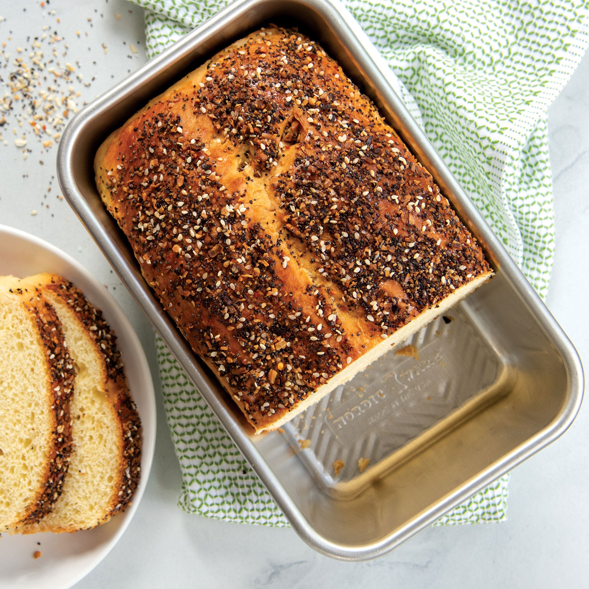 Nordicware Prism Loaf Pan 24.5 x 15 x 7 cm