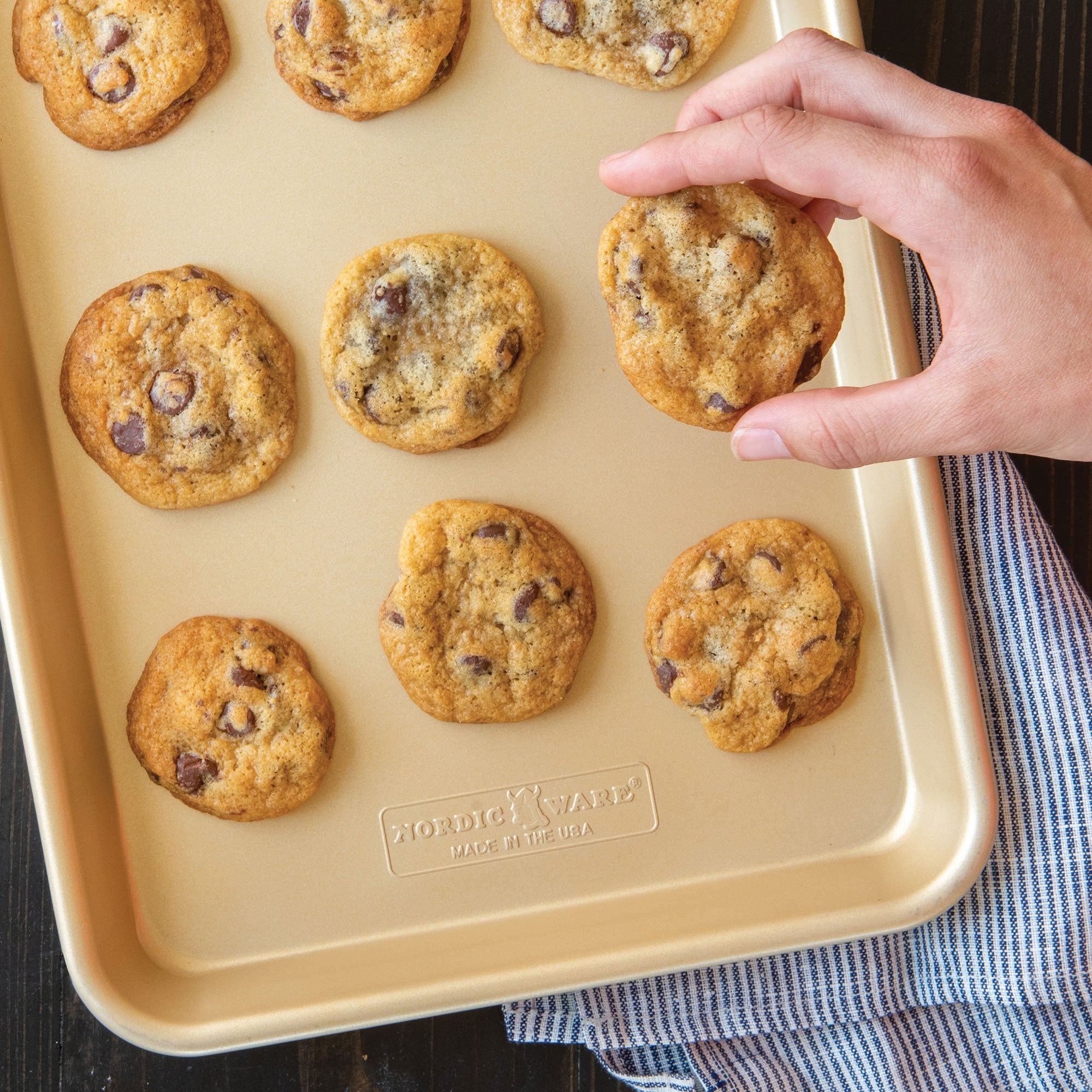 Nordicware Nonstick Quarter Sheet 32.5 x 24.5 x 3cm