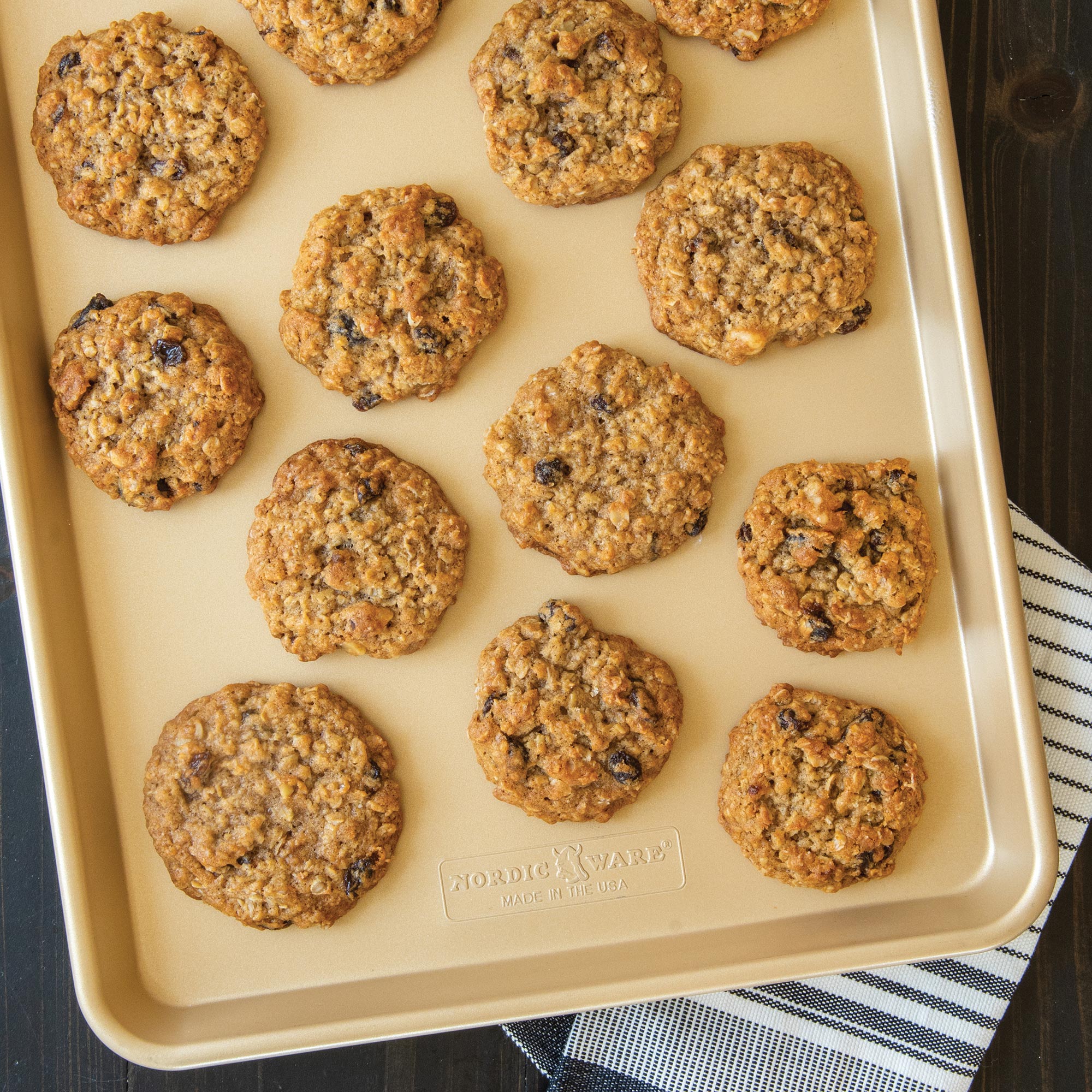 Nordicware Nonstick Half Sheet 45.5 x 33 x 2.5cm