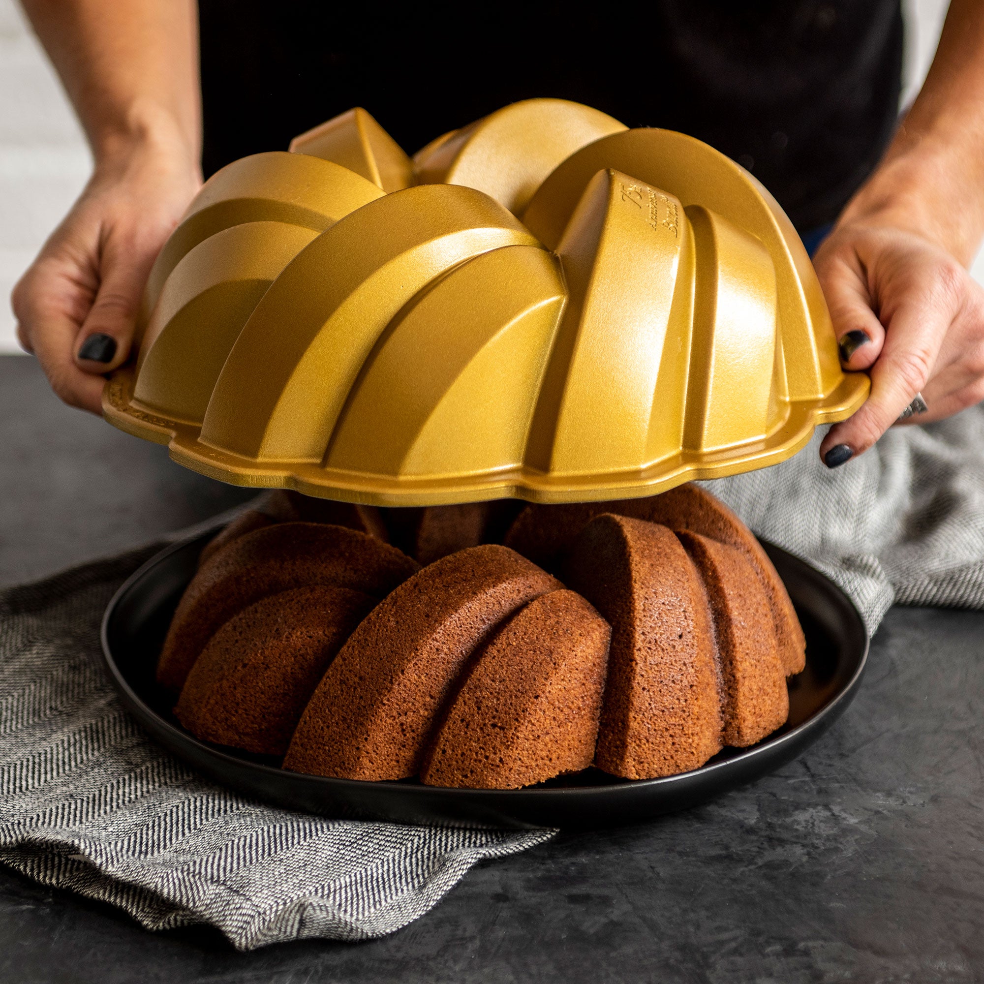 Nordicware 75th Anniversary Braided Bundt Pan 27.5 x 27 x 10.5cm