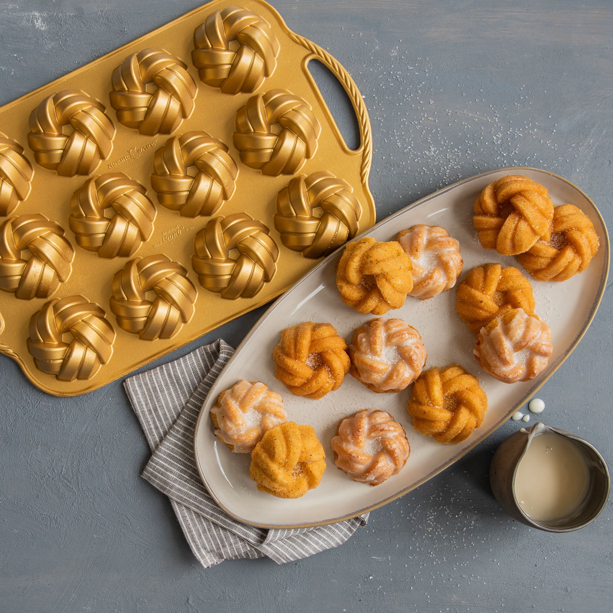 Nordicware 75th Anniversary Braided Mini Bundt Pan 37.5 x 25 x 4cm