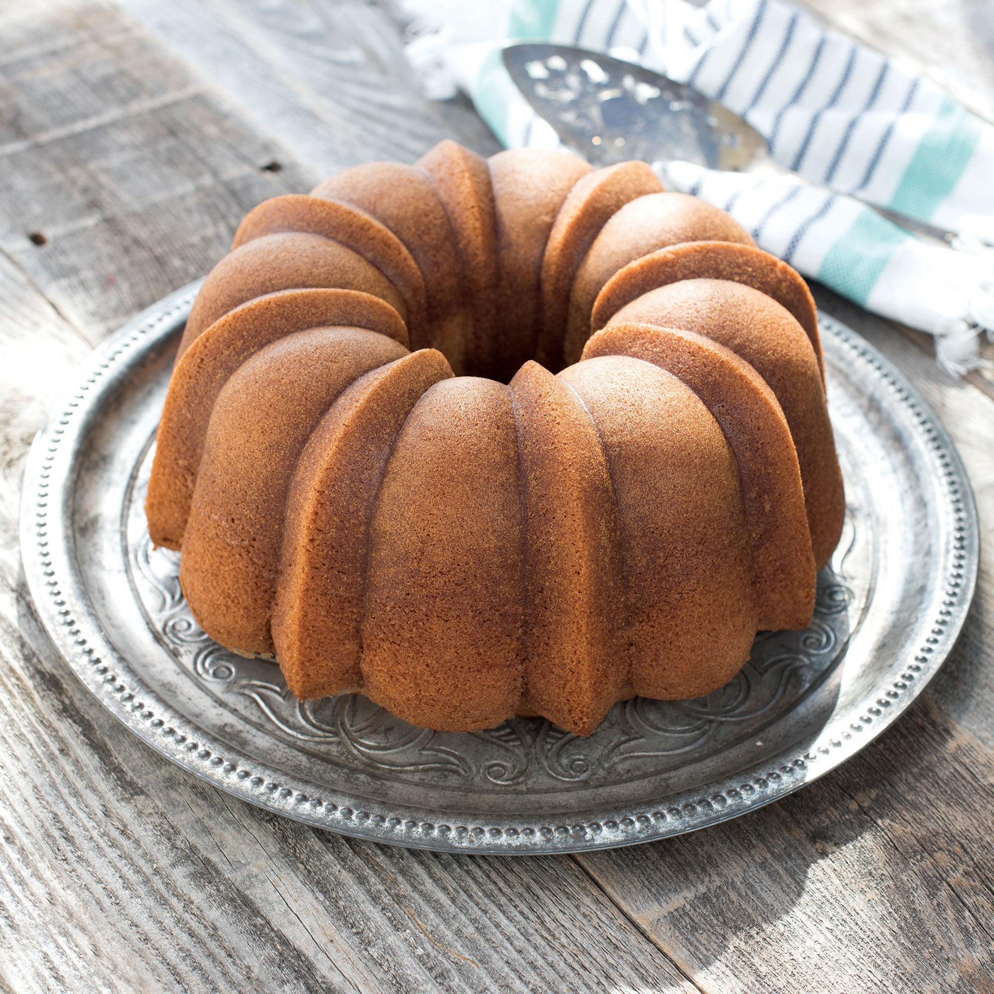 Nordicware Large Anniversary Bundt Pan 30.5 x 27 x  11.5cm