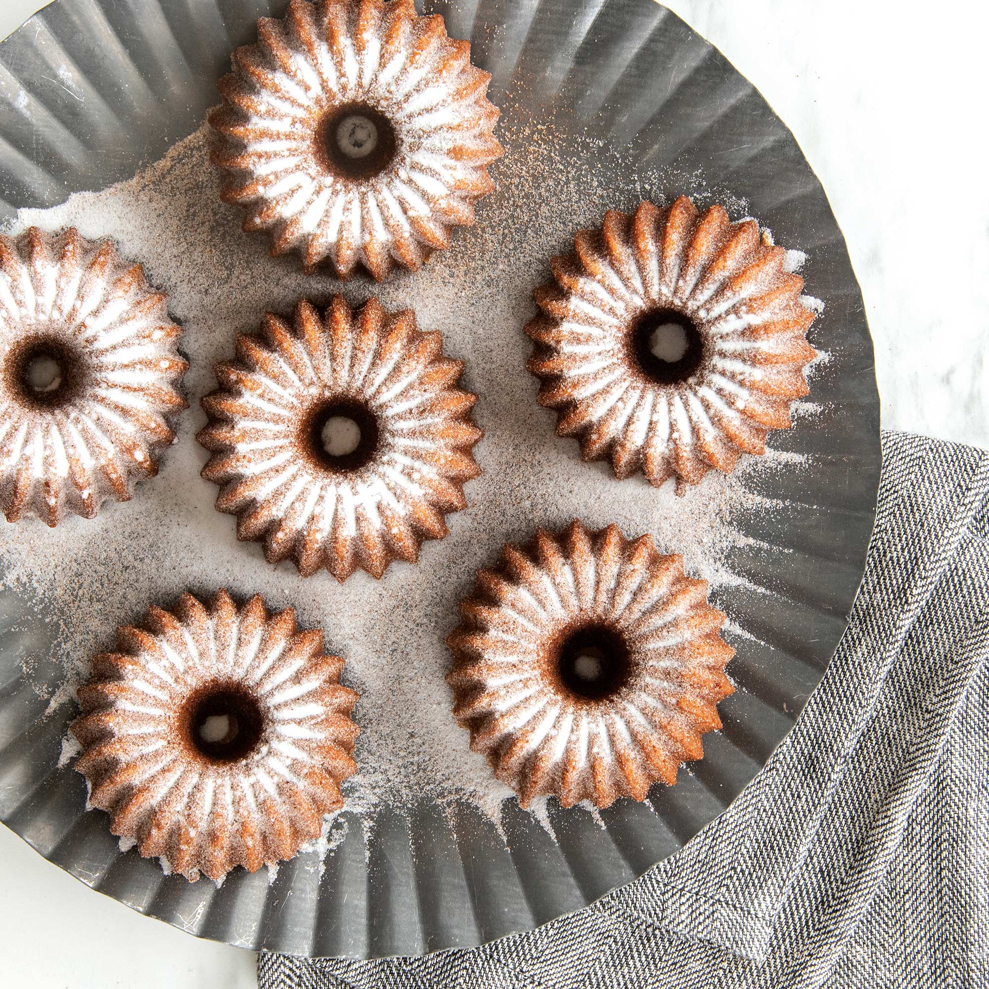 Nordicware Brilliance Bundtlette  Pan 38 x 23 x 4.5cm