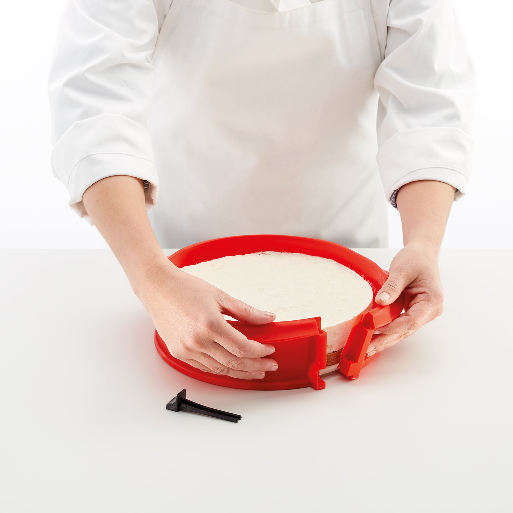 Lékué Springform Mould with Ceramic Plate 23cm Dia Red