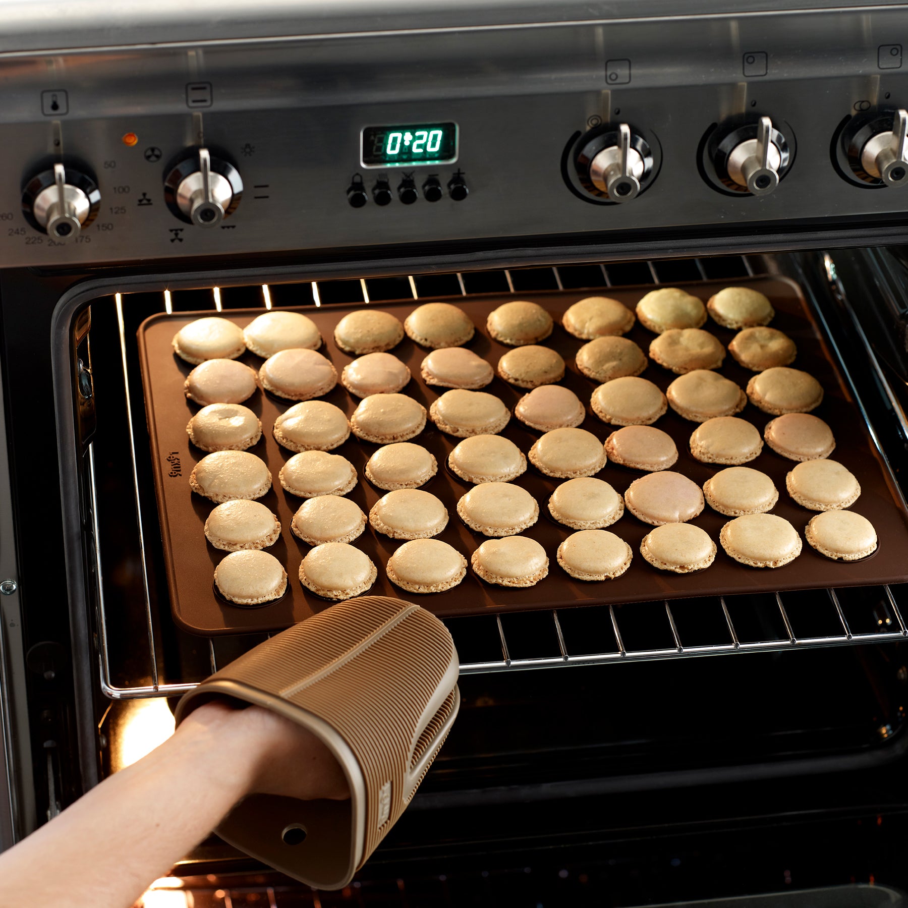 Lékué Macaron Baking Mat 40 x 30cm Brown