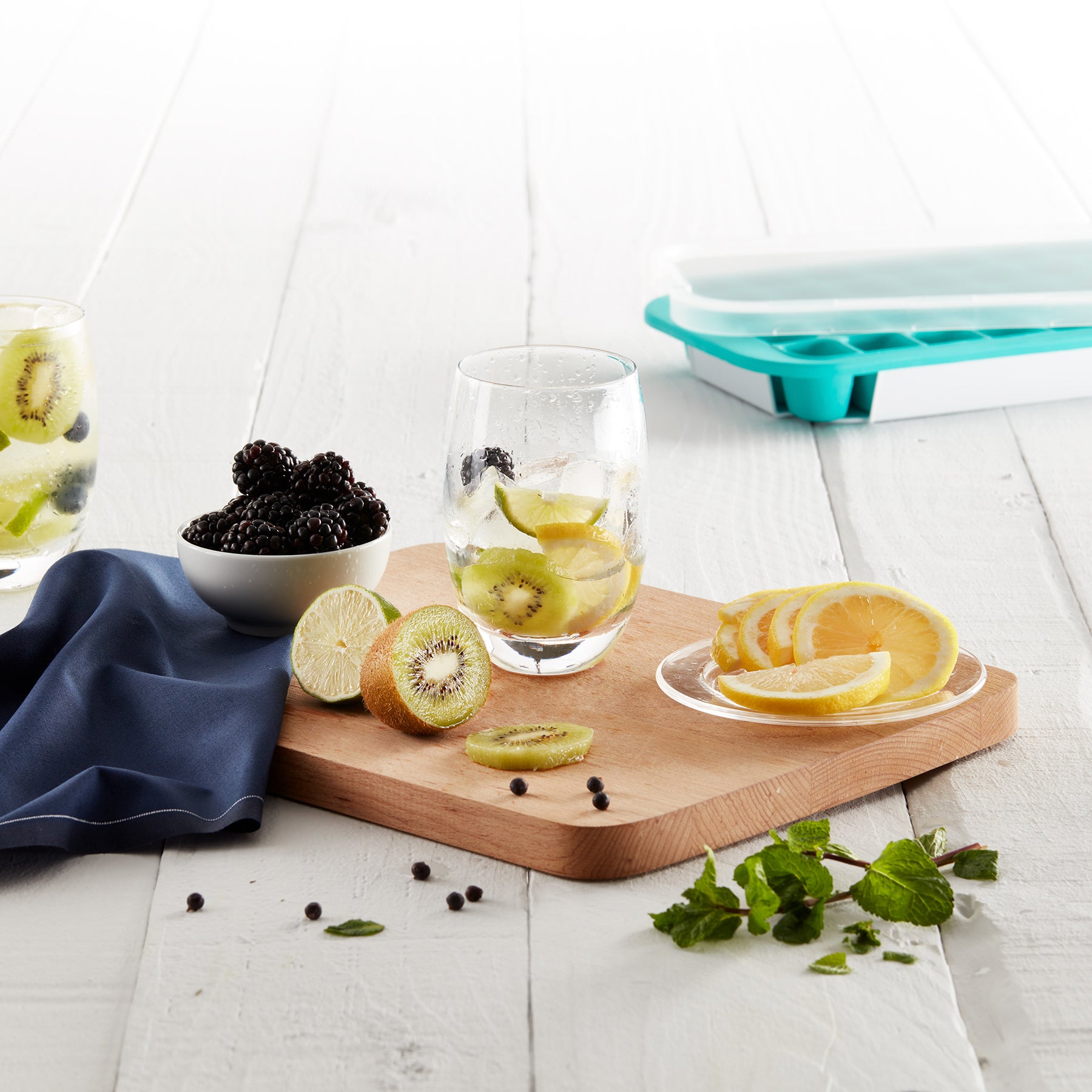 Lékué Industrial Ice Cube Tray with Lid 32 cubes Red
