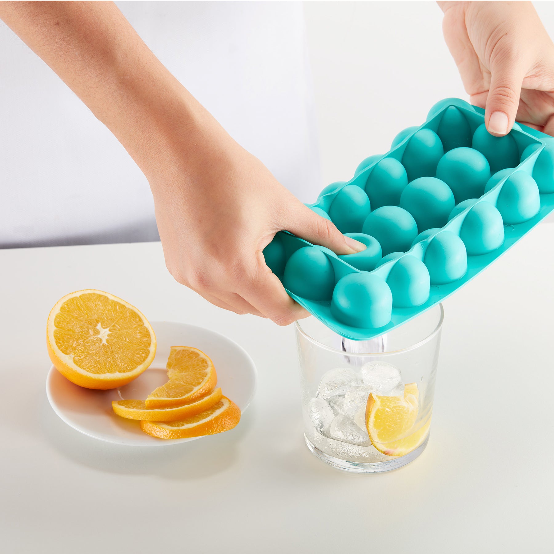 Lékué Round Ice Cube Tray with Lid 18 cubes Red