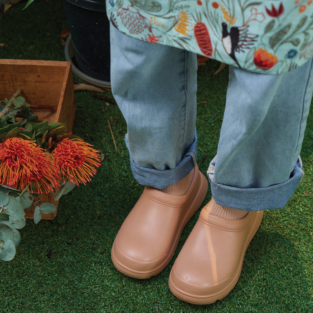 Annabel Trends Gummies Clog Sherpa Sand Size 8