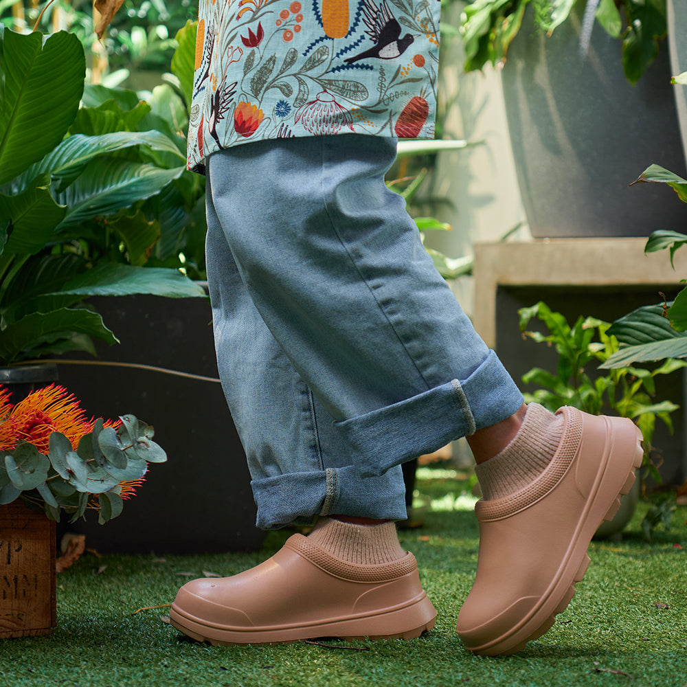 Annabel Trends Gummies Clog Sherpa Sand Size 8