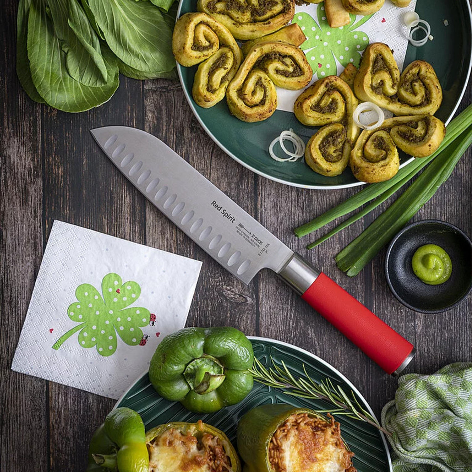 F.Dick Red Spirit Santoku Kullenschliff, 18cm, C&C/P