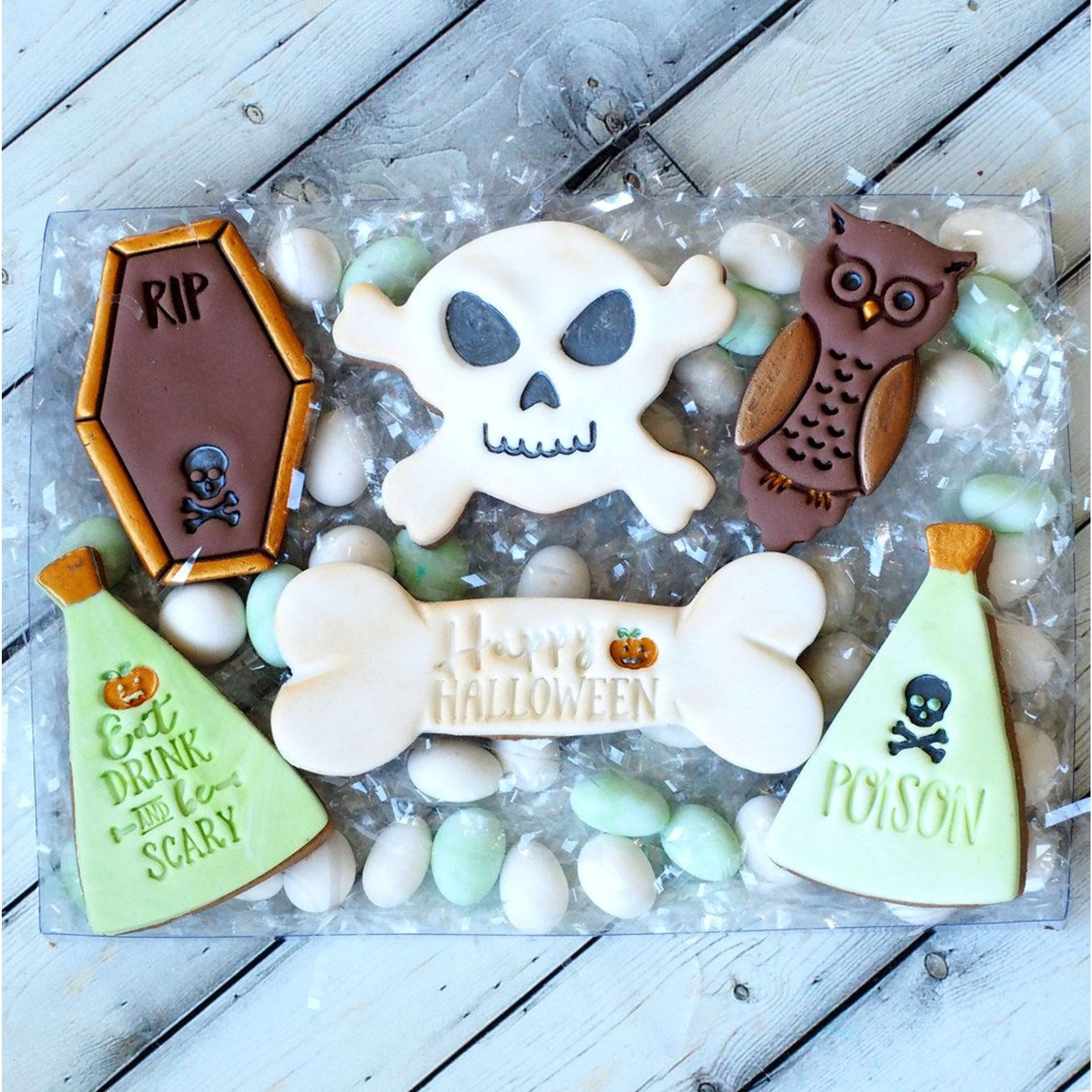 Sweet Themes Skull & Crossbones Cookie Cutter