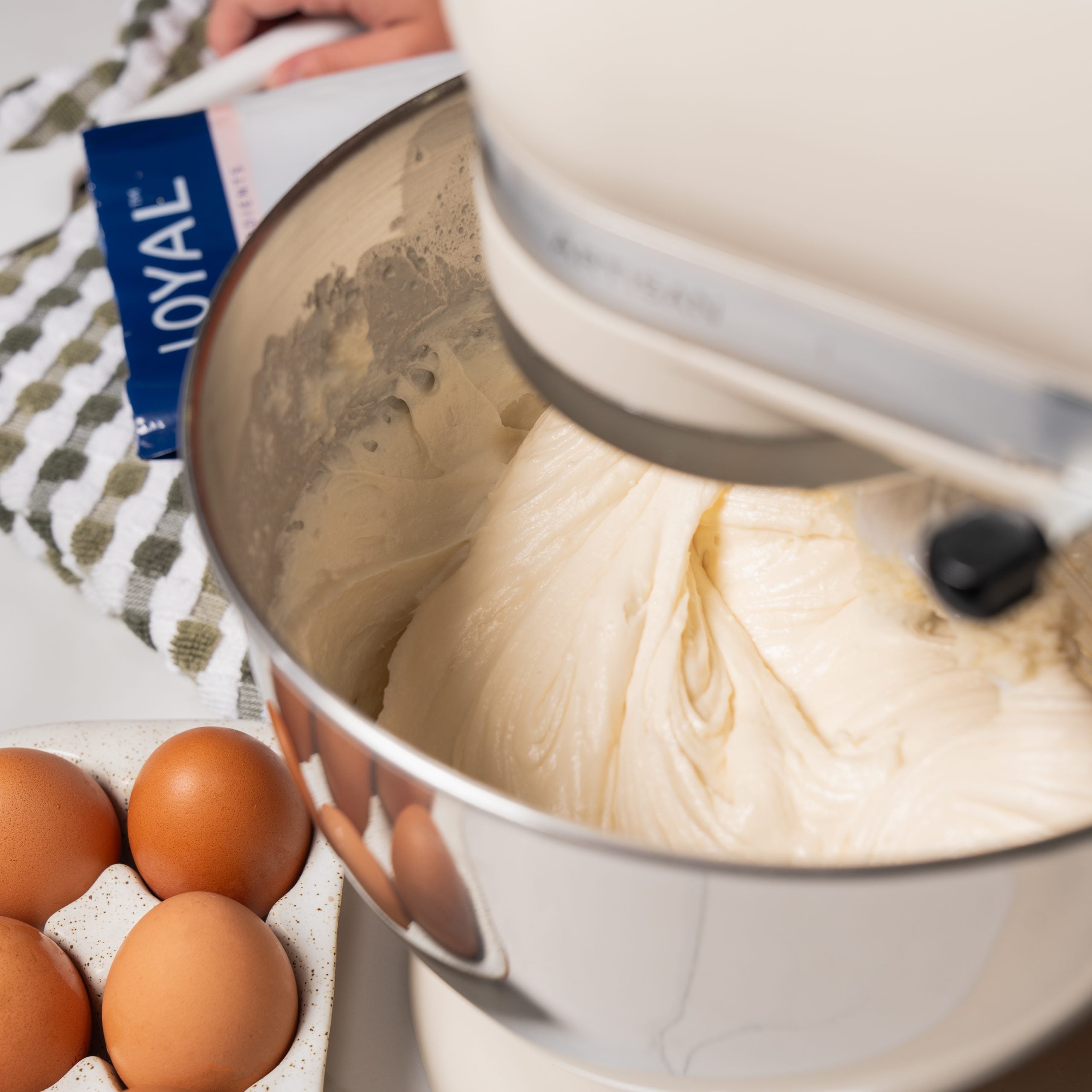 LOYAL White Mud Cake Mix 1kg