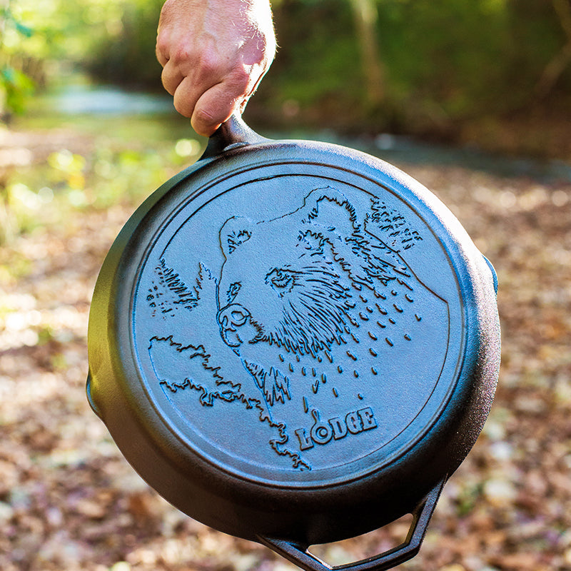 Lodge Wildlife Series Seasoned Cast Iron Skillet 30.5cm (12 Inch) Bear