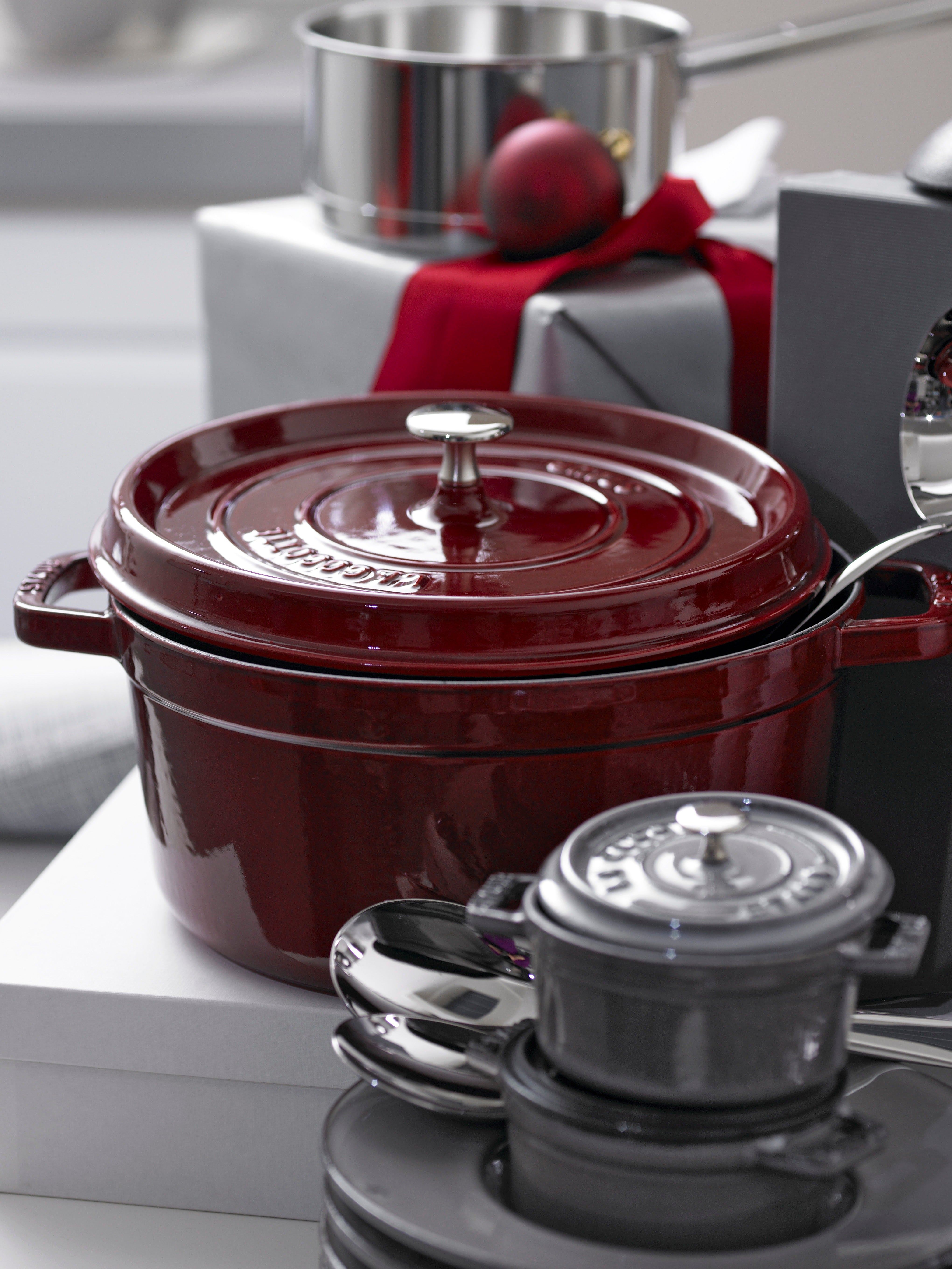 Staub Round Cocotte - 28cm Grenadine