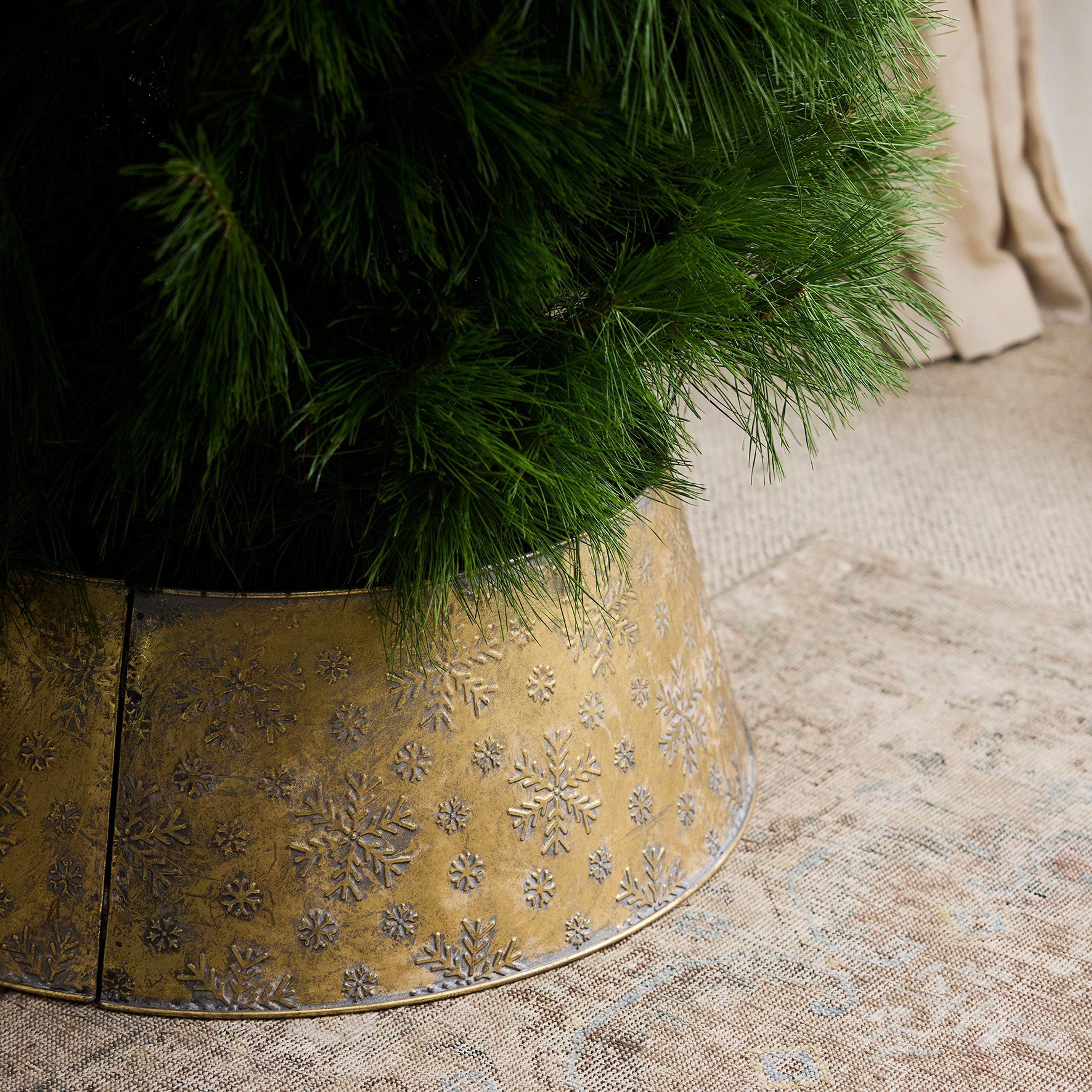 French Country Snowflake Gold Tree Skirt Large
