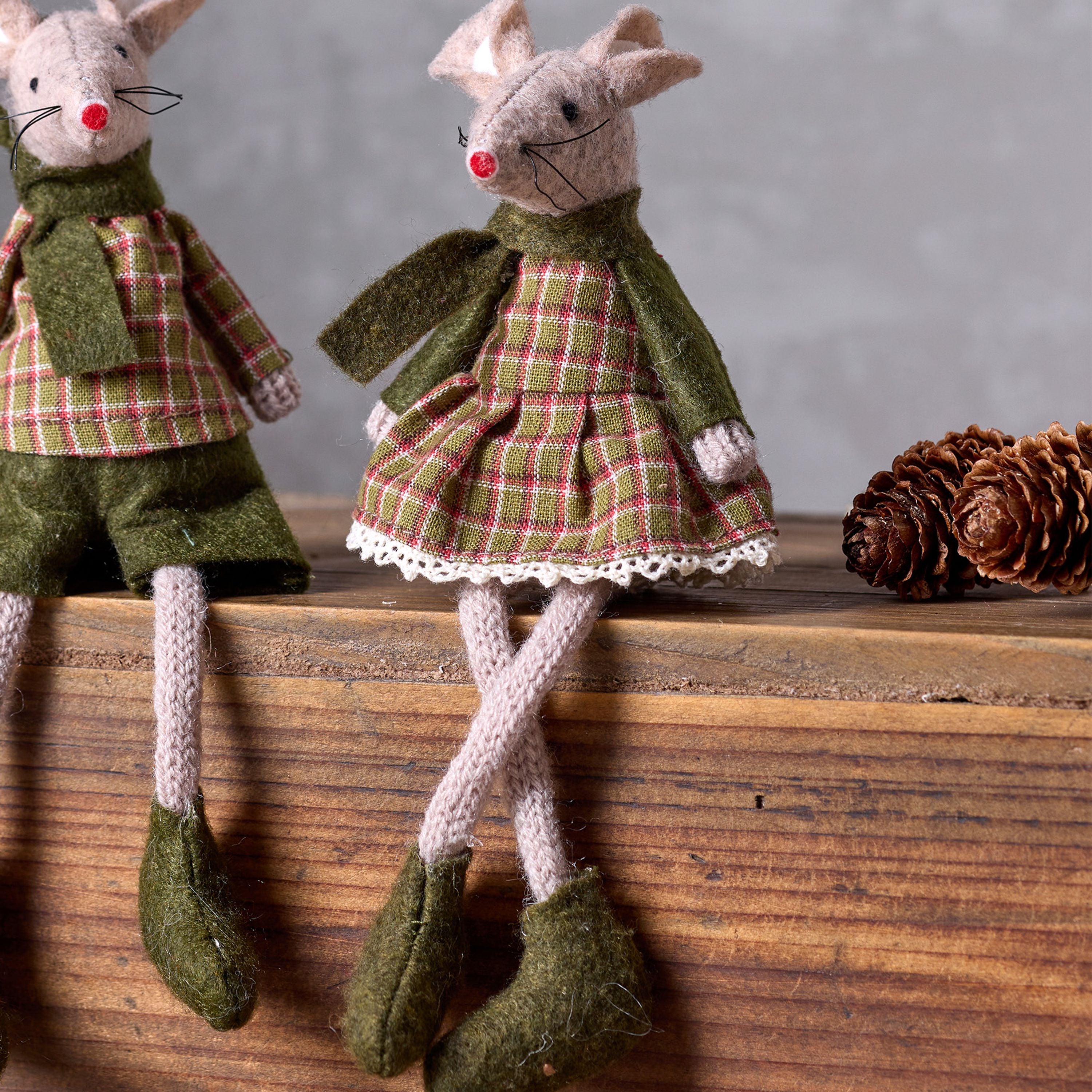 French Country Green Tilly Mouse Sitting