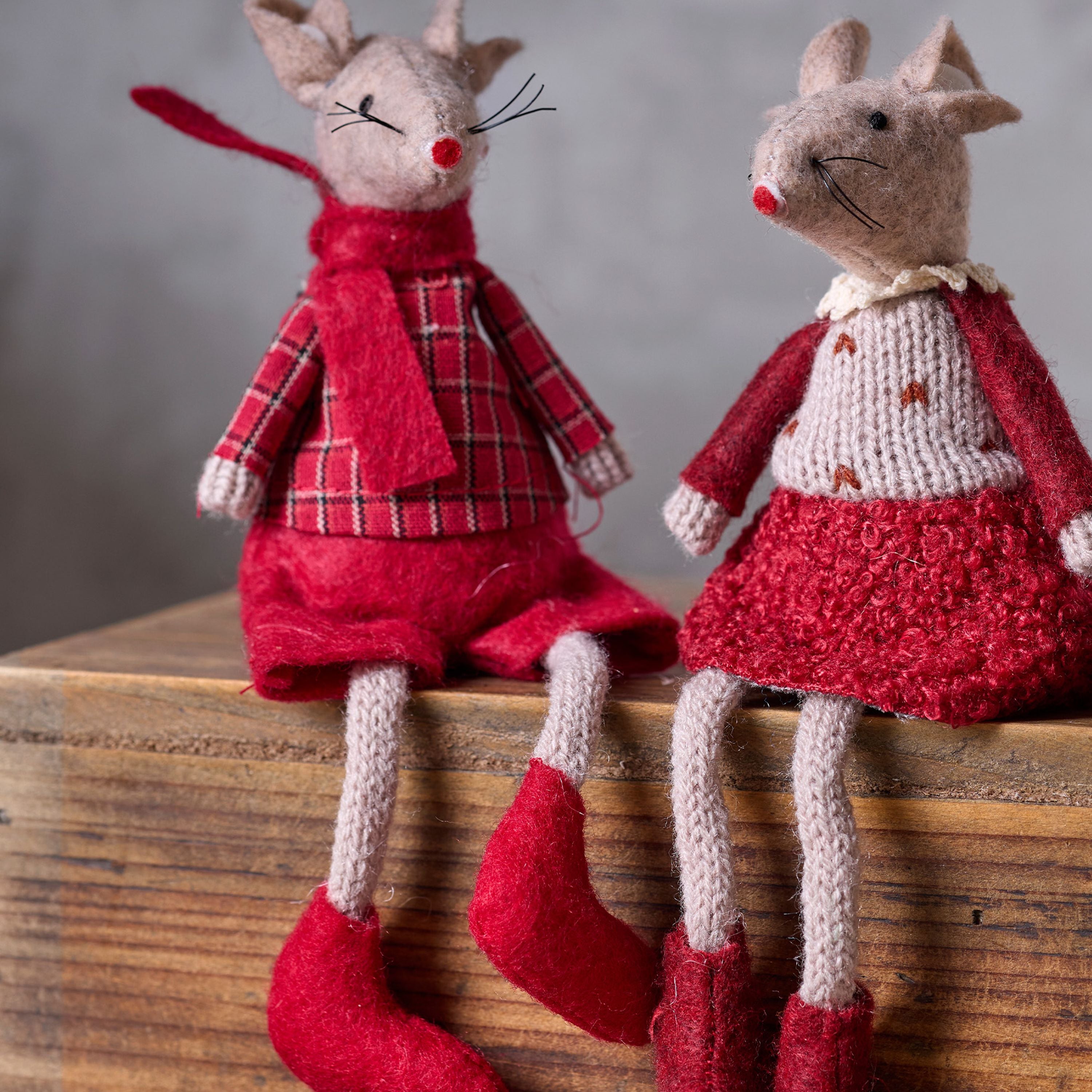 French Country Red Harry Mouse Sitting