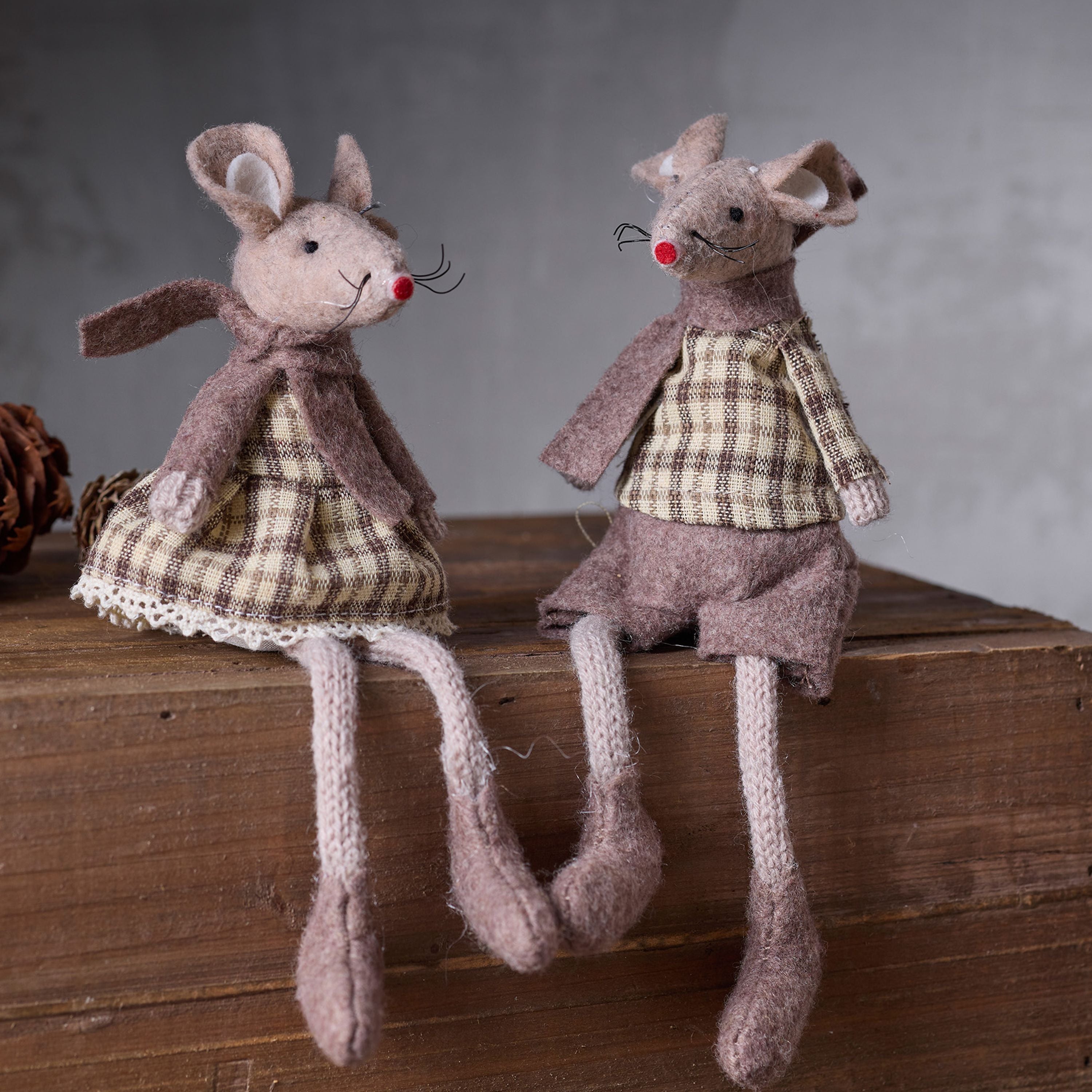 French Country Brown Hilary Mouse Sitting