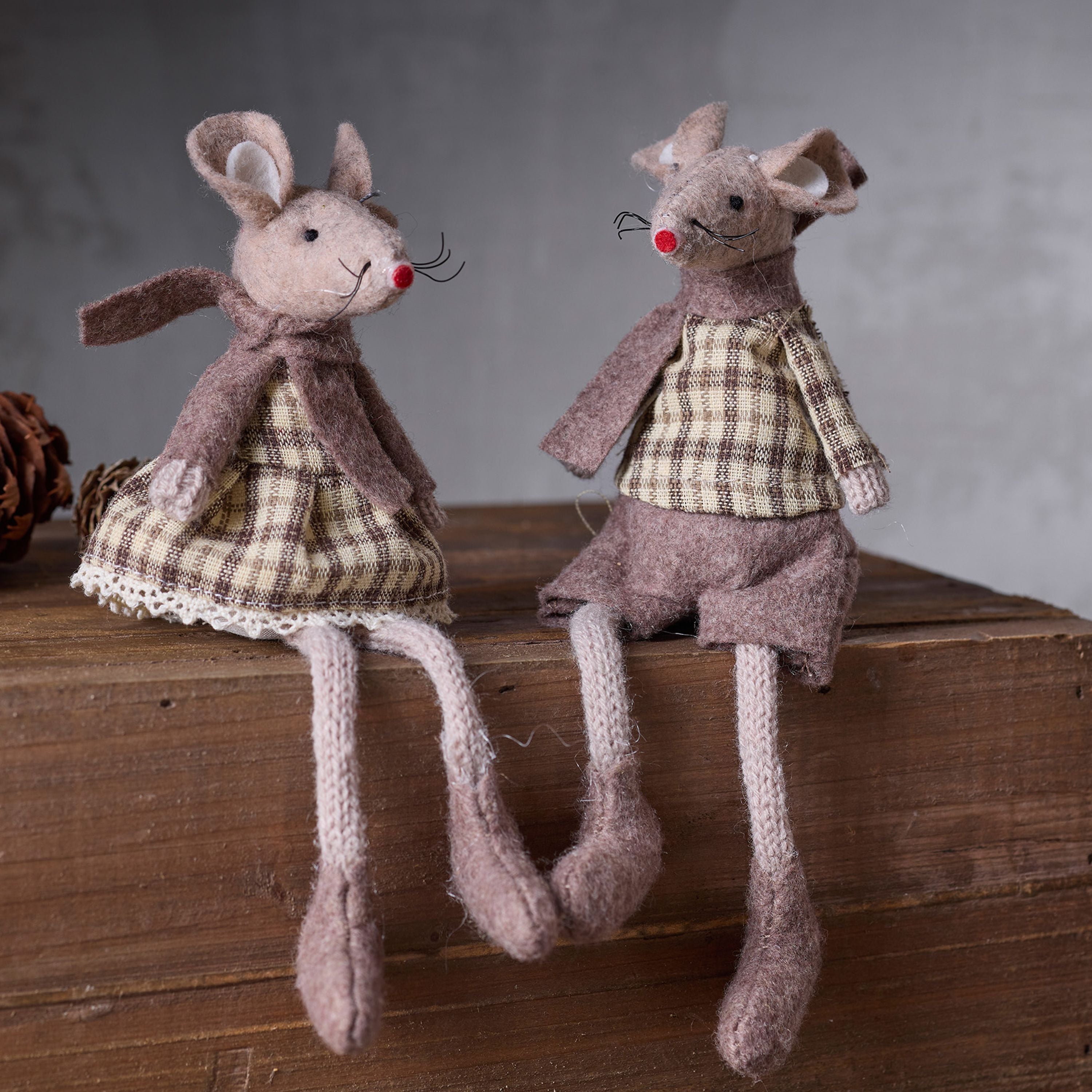 French Country Brown Peter Mouse Sitting