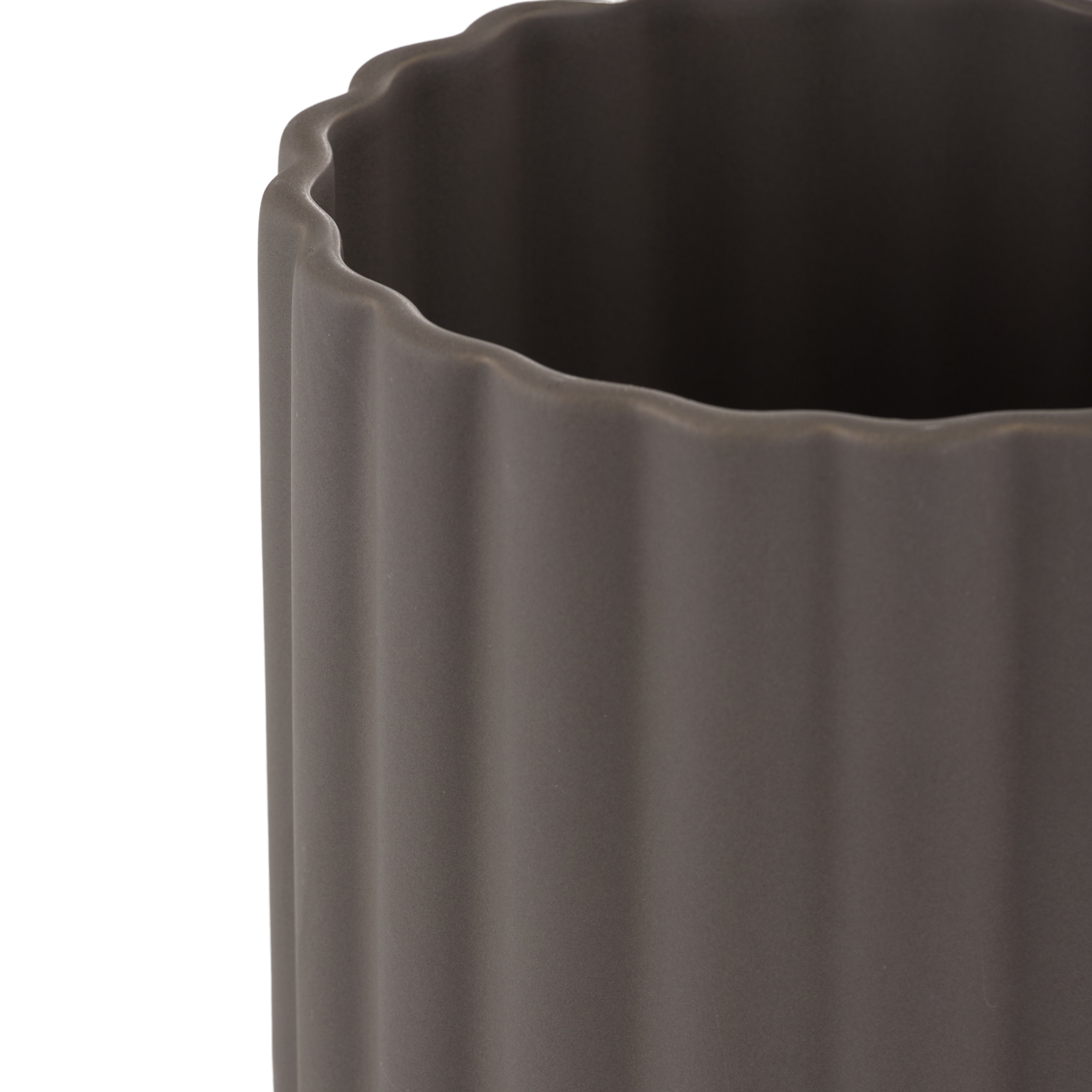 Rogue Agra Ribbed Planter Charcoal