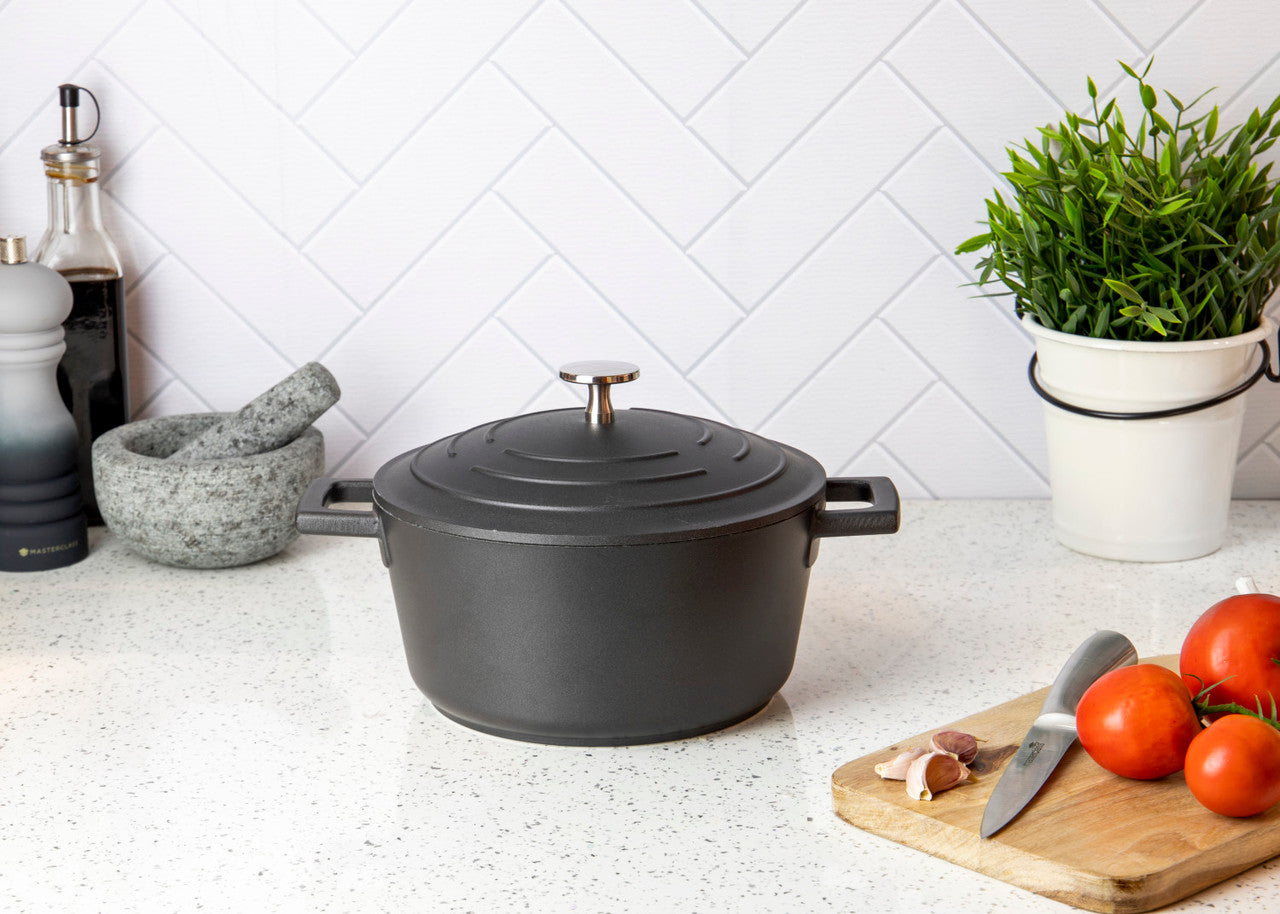 MasterCraft Cast Aluminium Casserole Dish with Lid 20cm / 2.5L (Black)