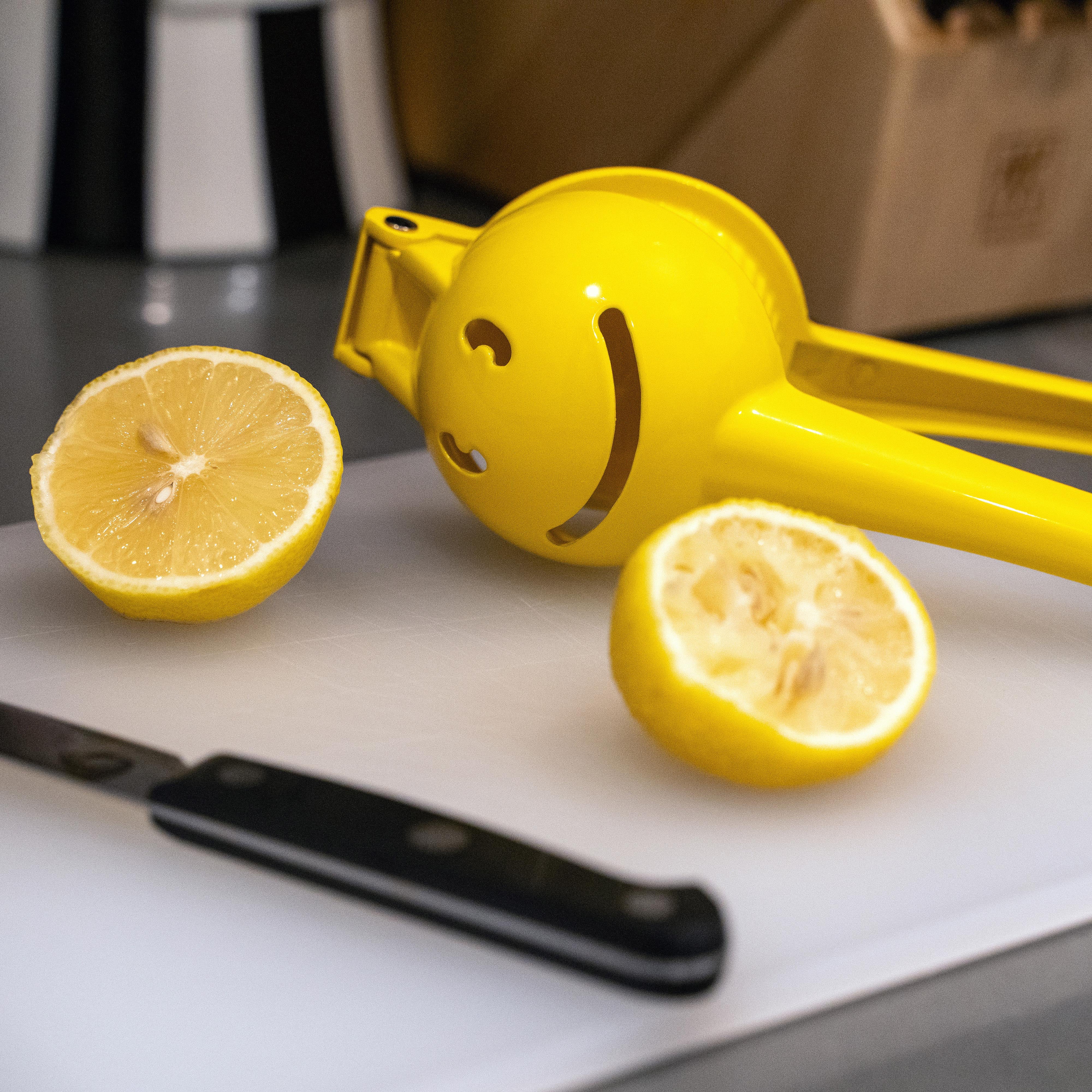 Kikkerland Smile Citrus Squeezer Yellow