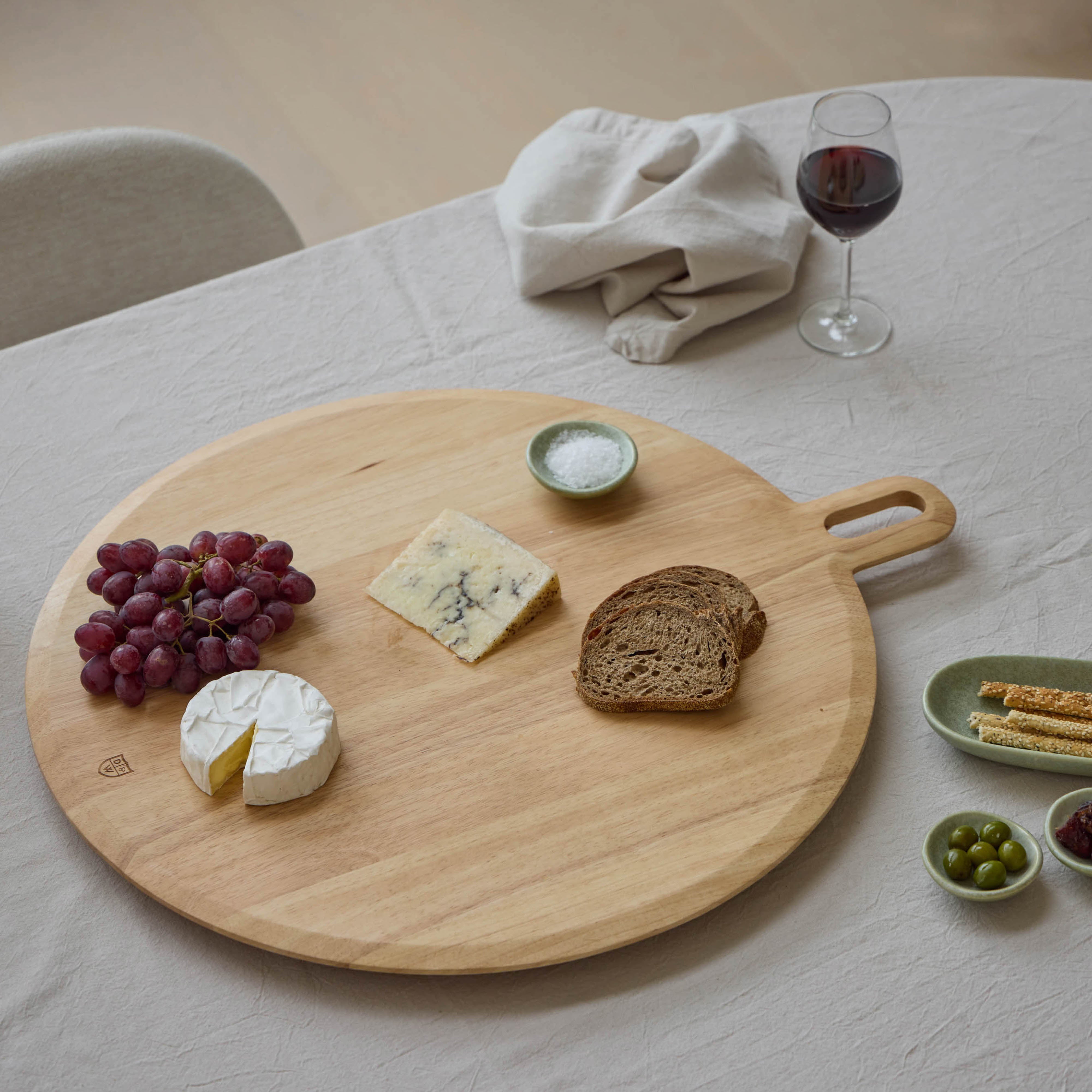 Davis & Waddell Harvest Raised Round Grazing Board 60cm Natural