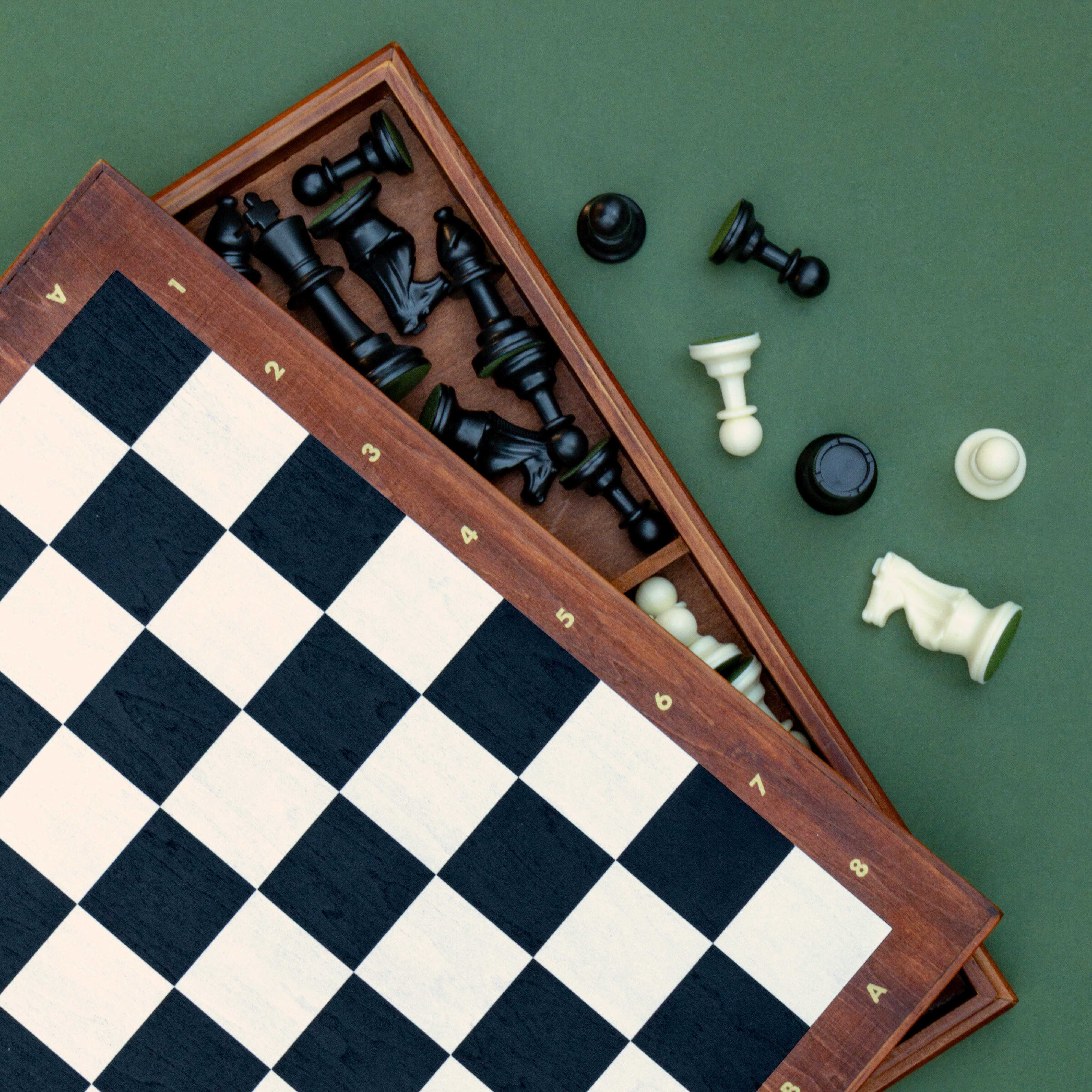 Luckies Iron & Glory Chess Deluxe